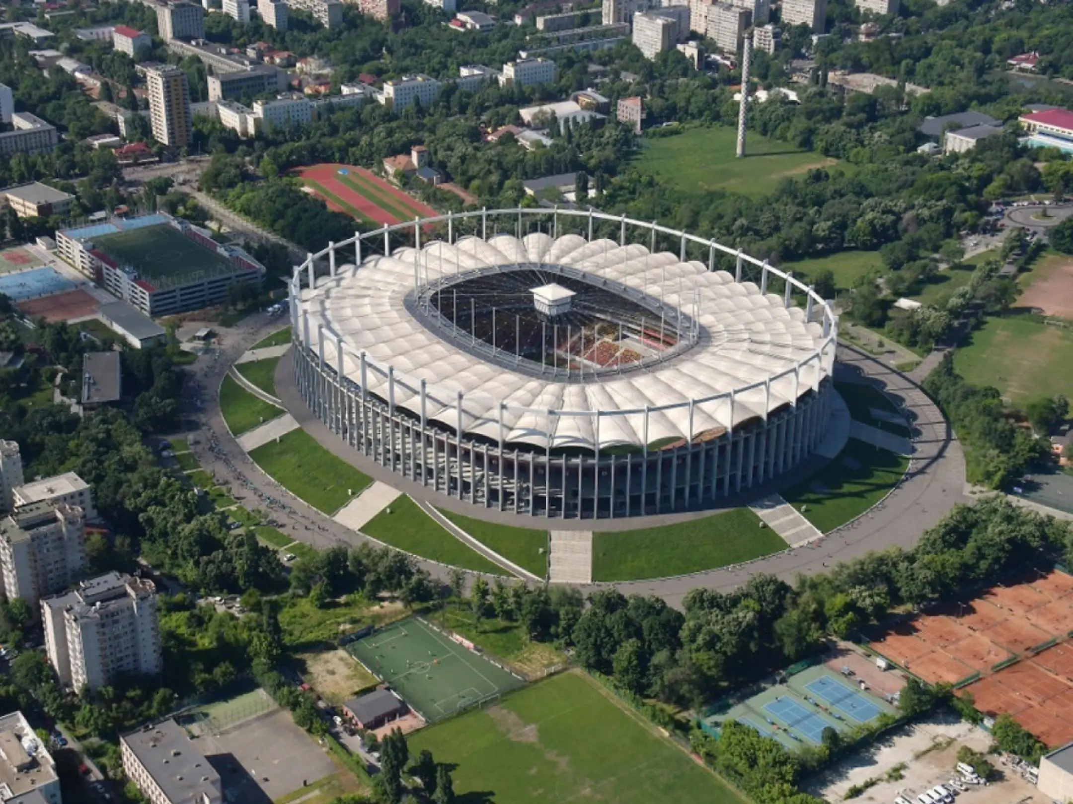 Câu lạc bộ bóng đá FCSB: Khi National Arena rực sáng trong sắc đỏ xanh huyền thoại 4 Sân nhà của câu lạc bộ bóng đá FCSB là sân vận động National Arena.