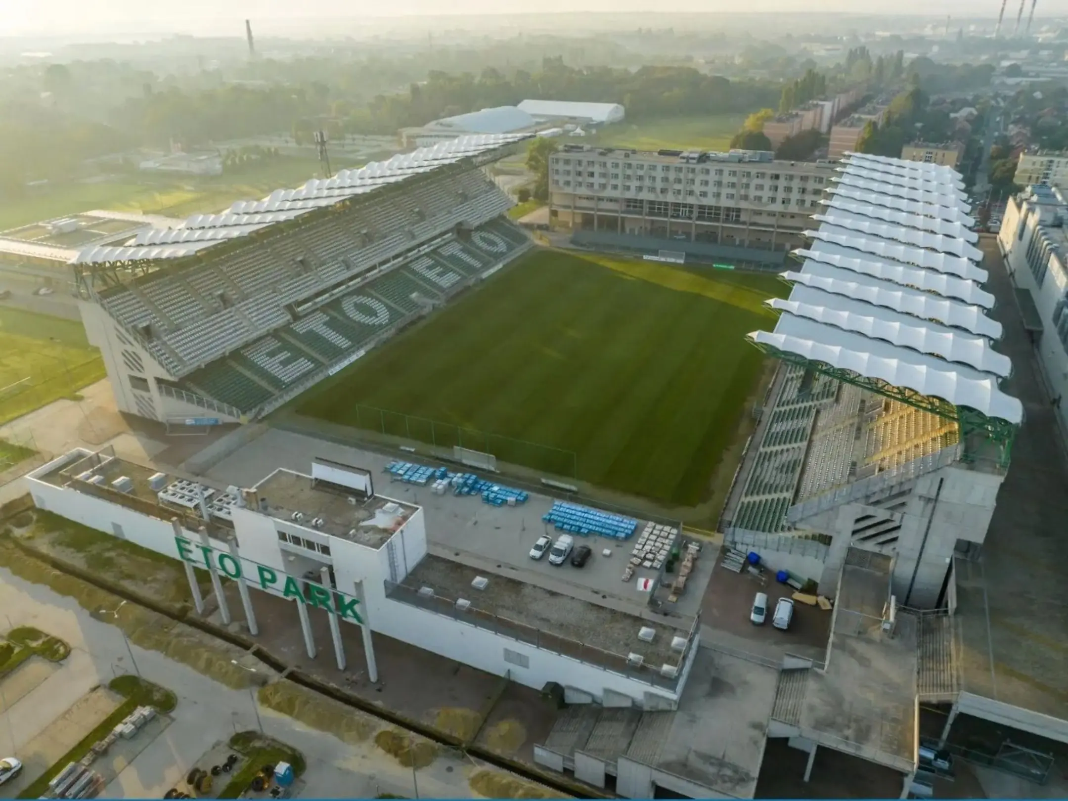 Câu lạc bộ bóng đá Győri ETO FC năm 2026: sống trong men say vô địch 3 Sân nhà của câu lạc bộ bóng đá Győri ETO FC là sân vận động ETO Park.