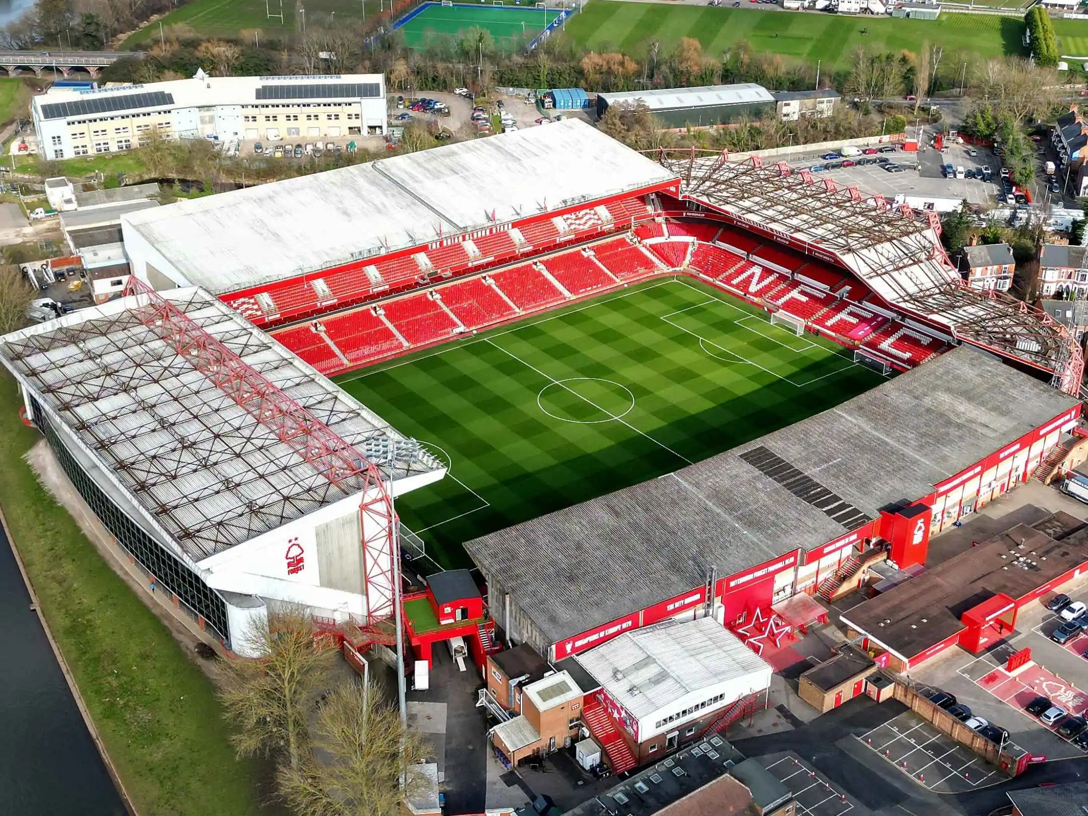 Câu lạc bộ bóng đá nữ Nottingham Forest: Khi The City Ground không chỉ kể câu chuyện của bóng đá nam 5 Sân nhà của câu lạc bộ bóng đá nữ Nottingham Forest là sân vận động The City Ground.