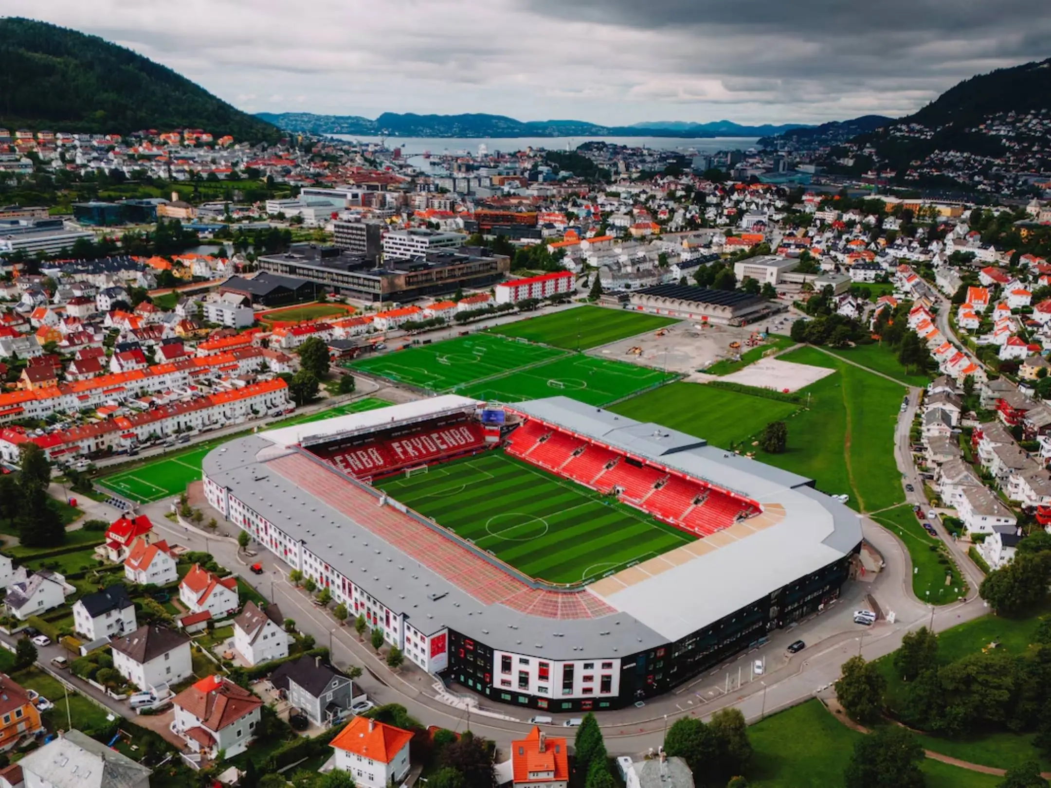 Sân nhà của câu lạc bộ bóng đá SK Brann là sân vận động Brann Stadion.