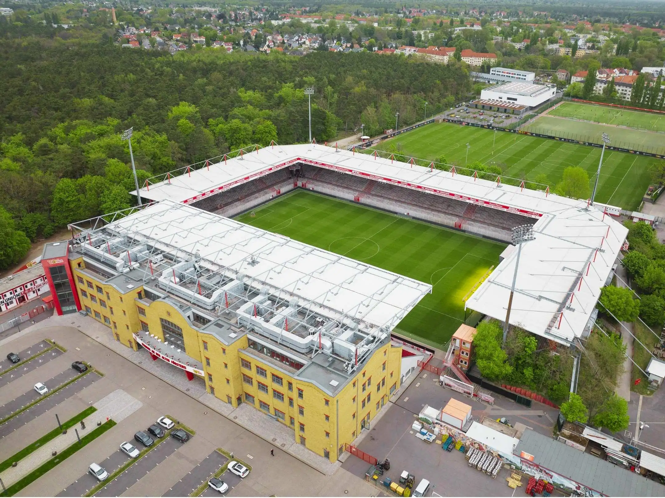 Câu lạc bộ bóng đá Union Berlin: Từ Đông Berlin đến giấc mơ Champions League 4 Sân nhà của câu lạc bộ bóng đá Union Berlin là sân vận động Stadion An der Alten Försterei.