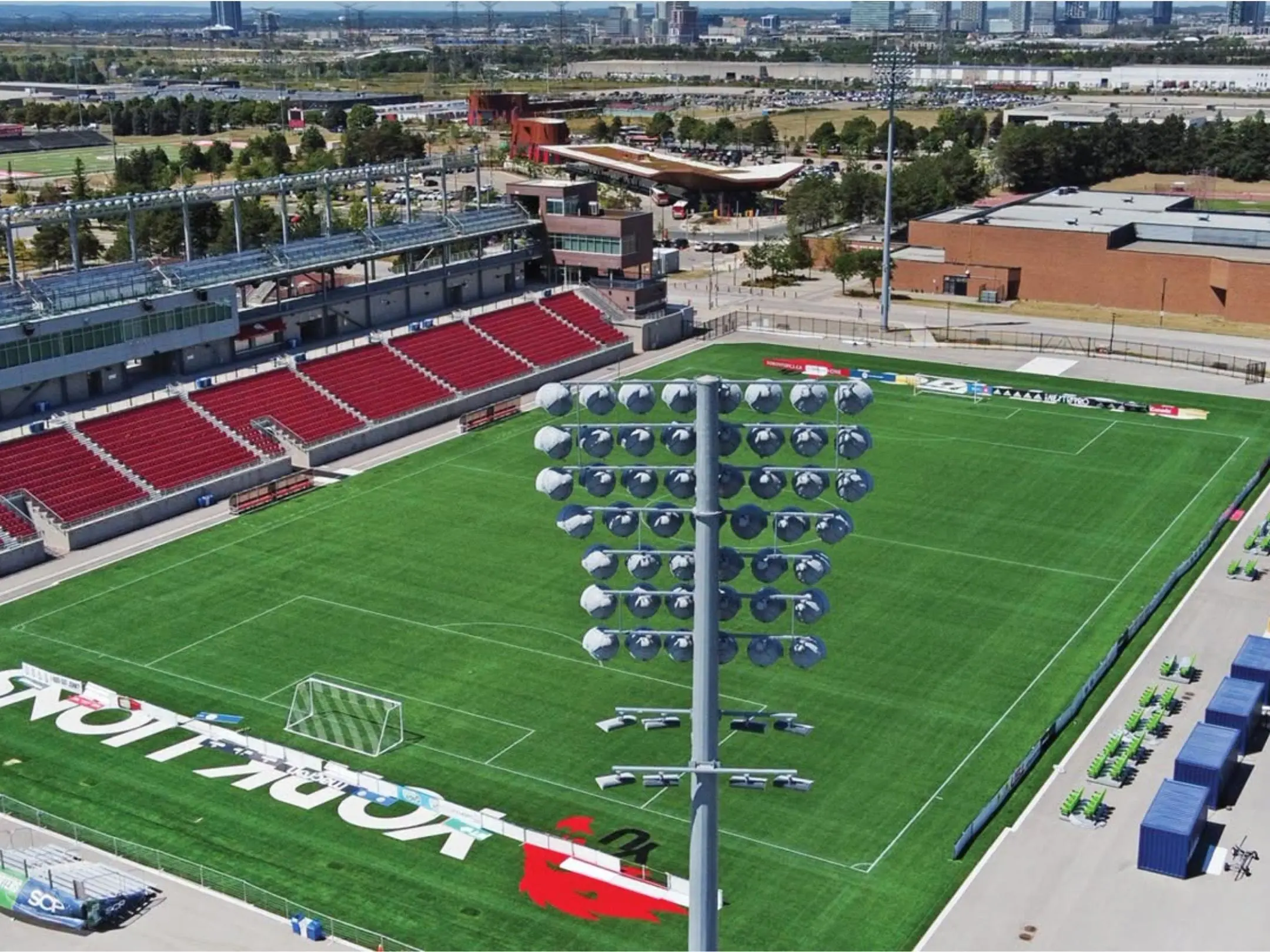 Câu lạc bộ bóng đá York United: Nhịp đập trầm lắng tại York Lions Stadium năm 2026 4 Sân nhà của câu lạc bộ bóng đá York United là sân vận động York Lions Stadium.
