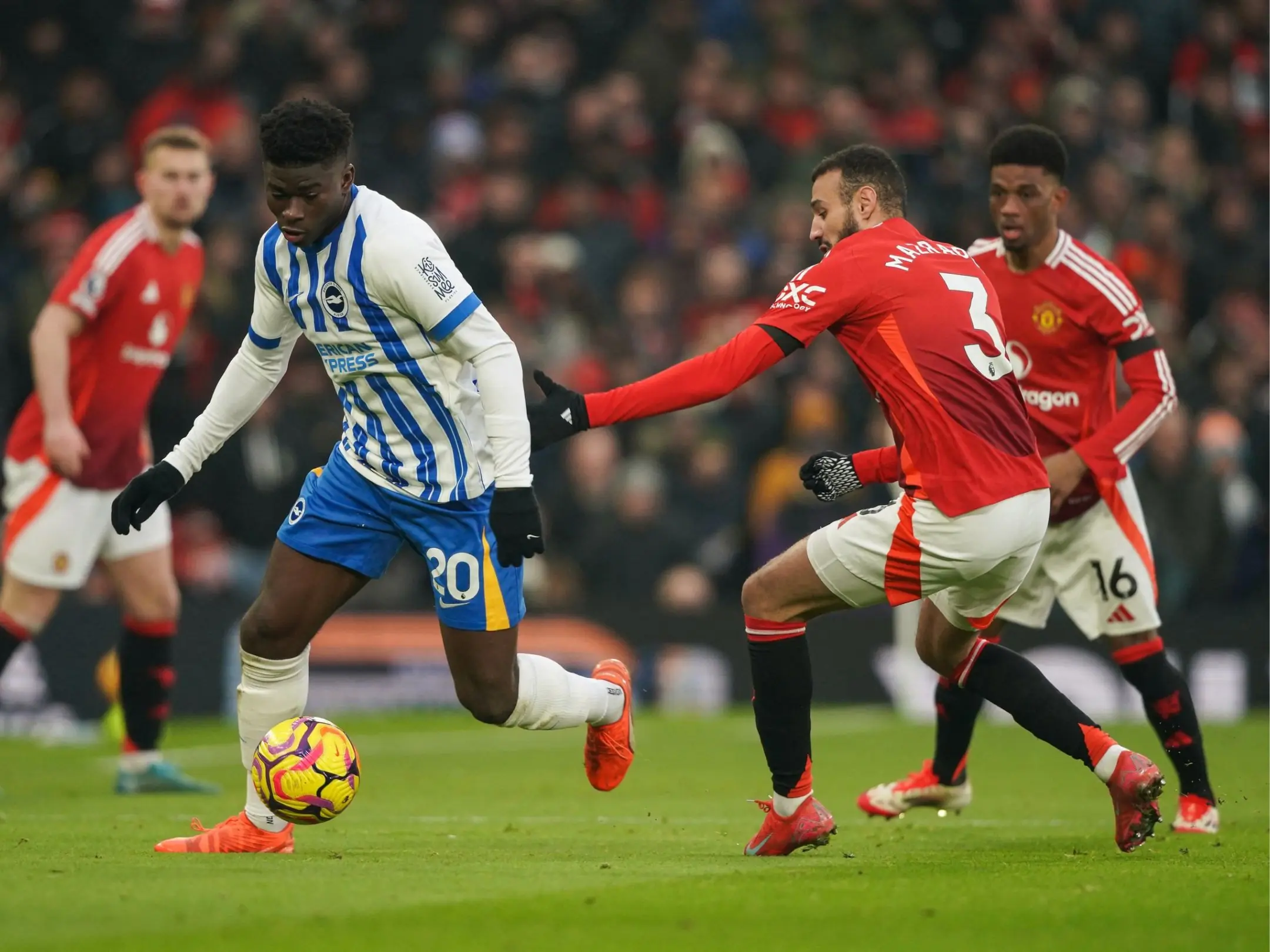 Carlos Baleba là ai, mà khiến Manchester United chi tận 76 triệu euro để đưa về Old Trafford 2 Baleba là một mẫu cầu thủ có thể tịnh tiến bóng lên phía trên rất tốt