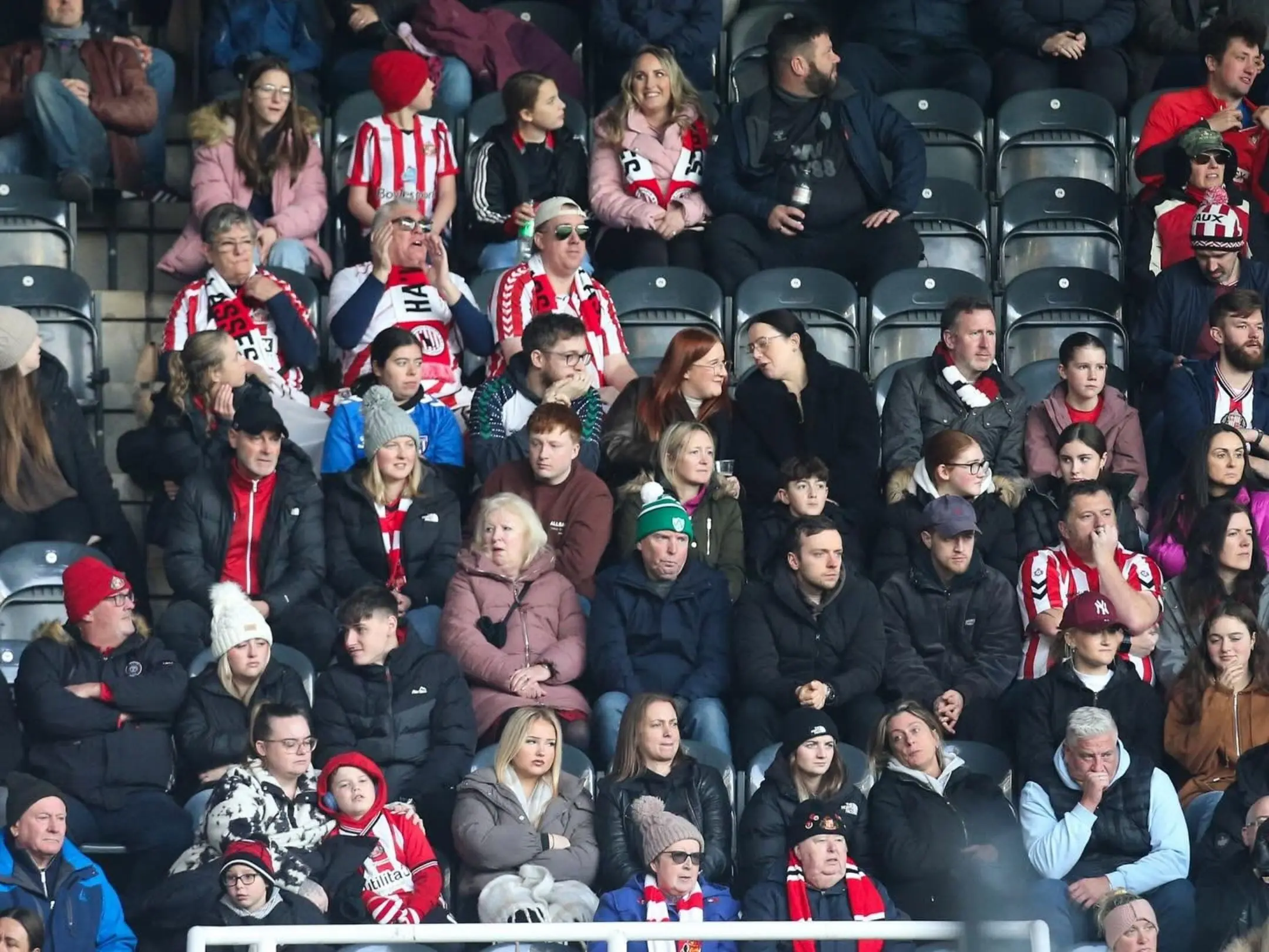 Câu lạc bộ bóng đá nữ Sunderland: Từ đội bóng nhỏ bé đến biểu tượng kiên cường vùng Đông Bắc 6 Các cổ động viên cuồng nhiệt của câu lạc bộ bóng đá nữ Sunderland
