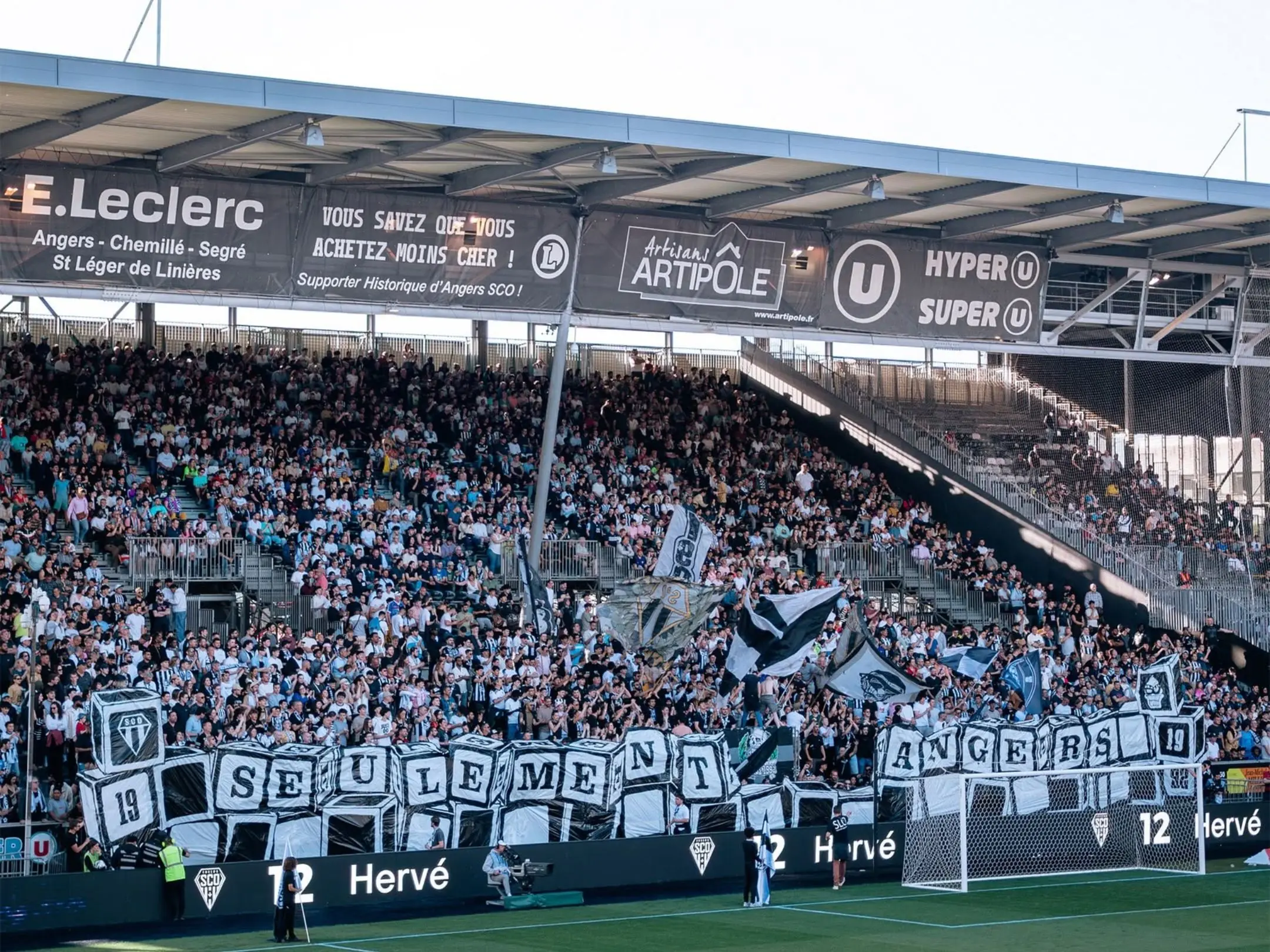 Angers SCO: Từ đội bóng nhỏ đến biểu tượng vùng Anjou 5 Các cổ động viên cuồng nhiệt của câu lạc bộ bóng đá Angers SCO