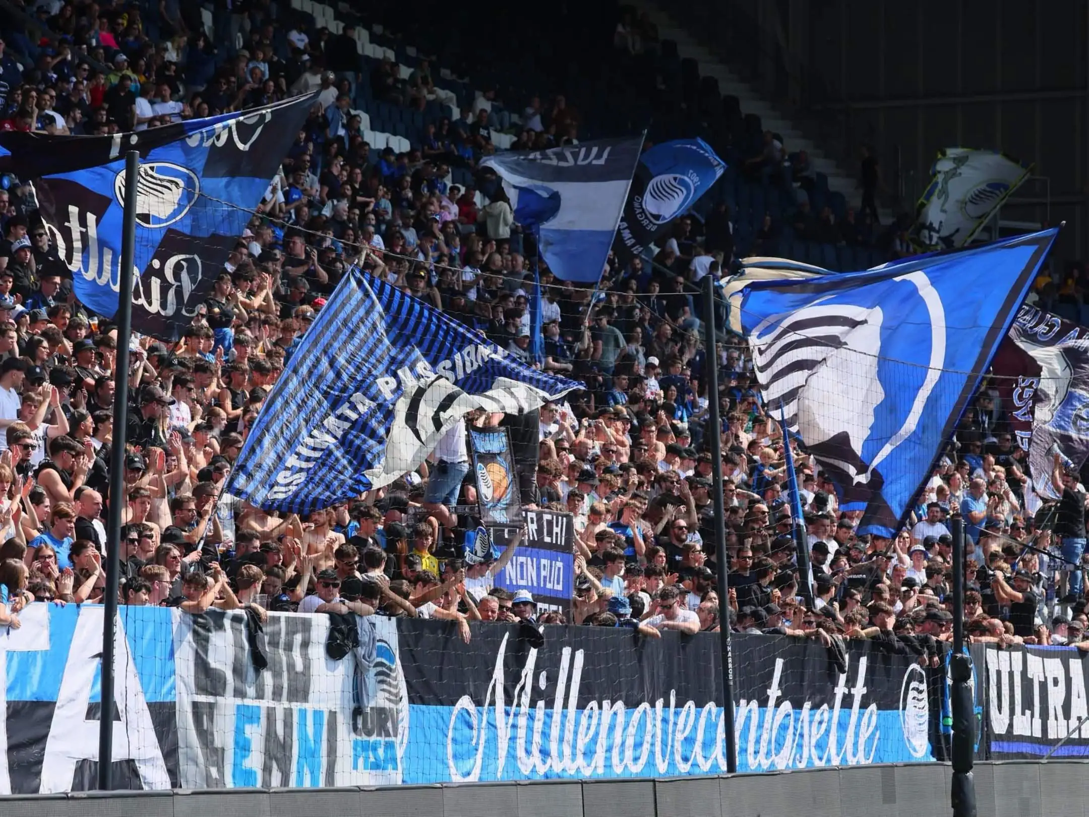 Câu lạc bộ Bóng đá Atalanta BC: Hành trình của “Nữ thần” thành Bergamo 5 Các cổ động viên cuồng nhiệt của câu lạc bộ bóng đá Atalanta BC.