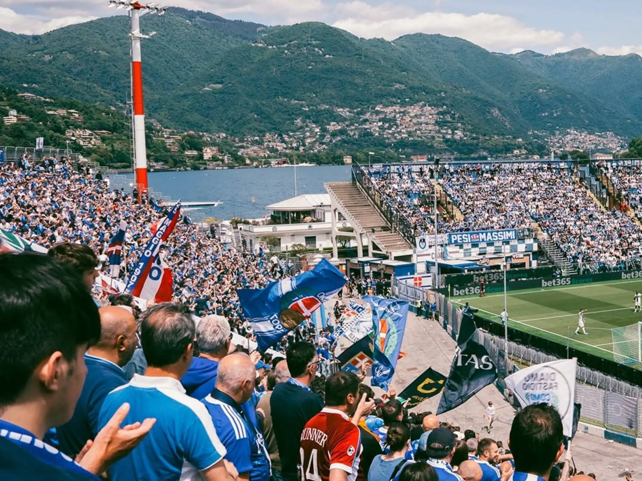 Các cổ động viên cuồng nhiệt của câu lạc bộ bóng đá Calcio Como FC