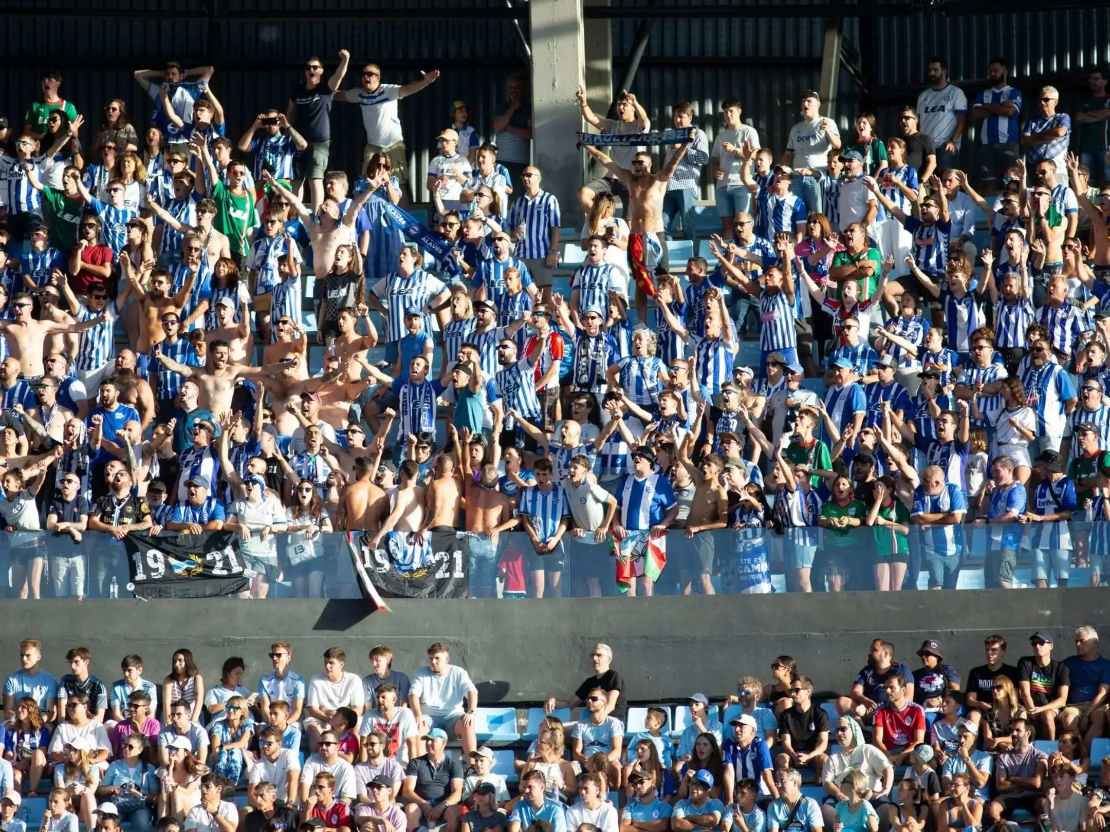 Các cổ động viên cuồng nhiệt của câu lạc bộ bóng đá Deportivo Alavés