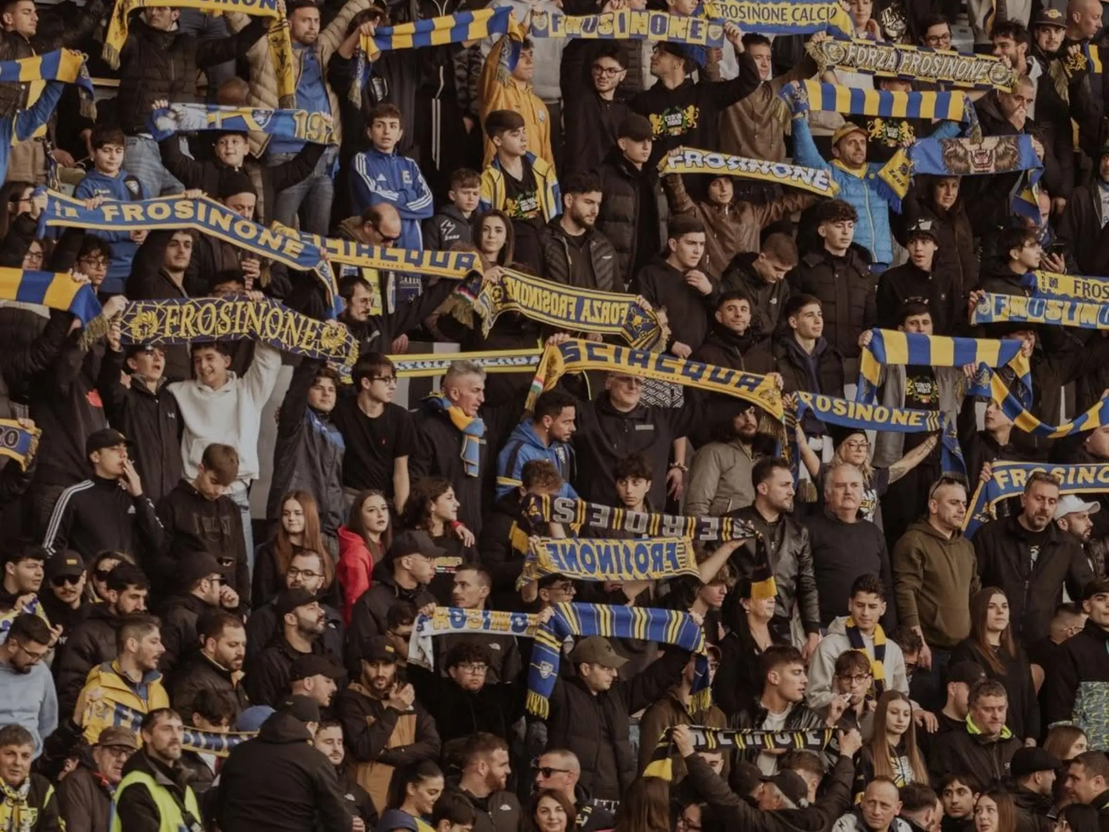 Câu lạc bộ Bóng đá Frosinone: Từ thị trấn nhỏ đến giải đấu Serie A hàng đầu nước Ý 6 Các cổ động viên cuồng nhiệt của câu lạc bộ bóng đá Frosinone .