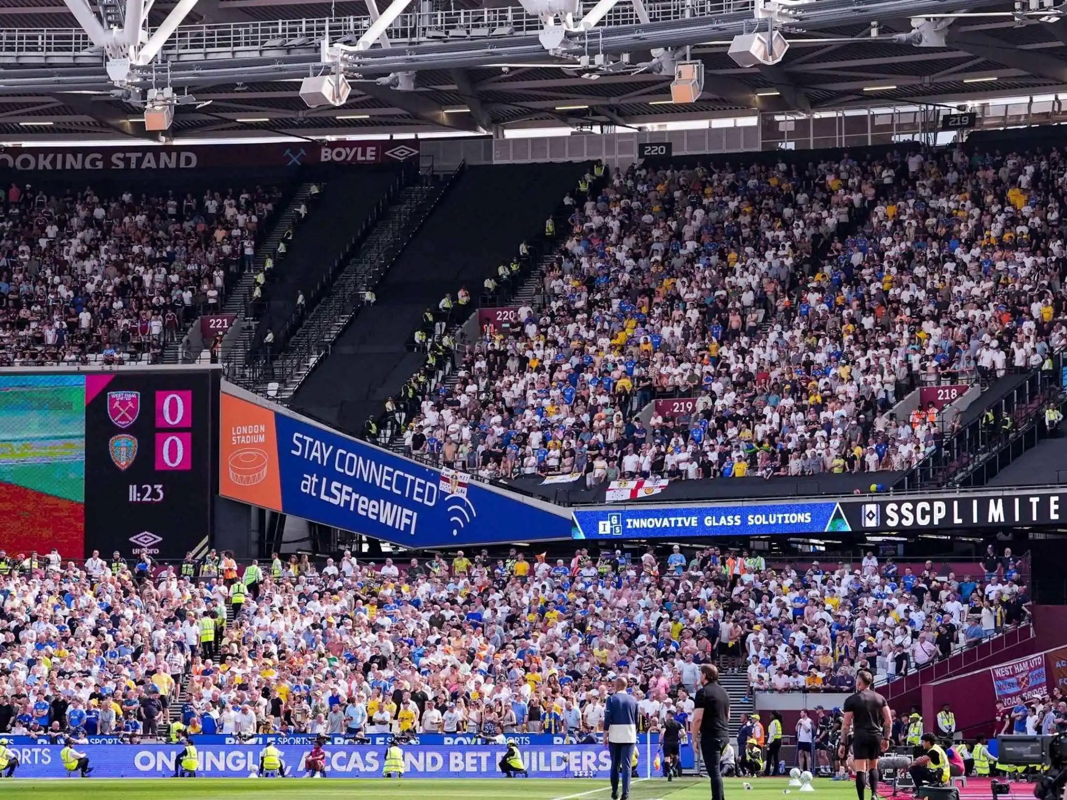 Câu lạc bộ bóng đá Leeds United: Hành trình trở lại đỉnh cao 5 Các cổ động viên cuồng nhiệt của câu lạc bộ bóng đá Leeds United