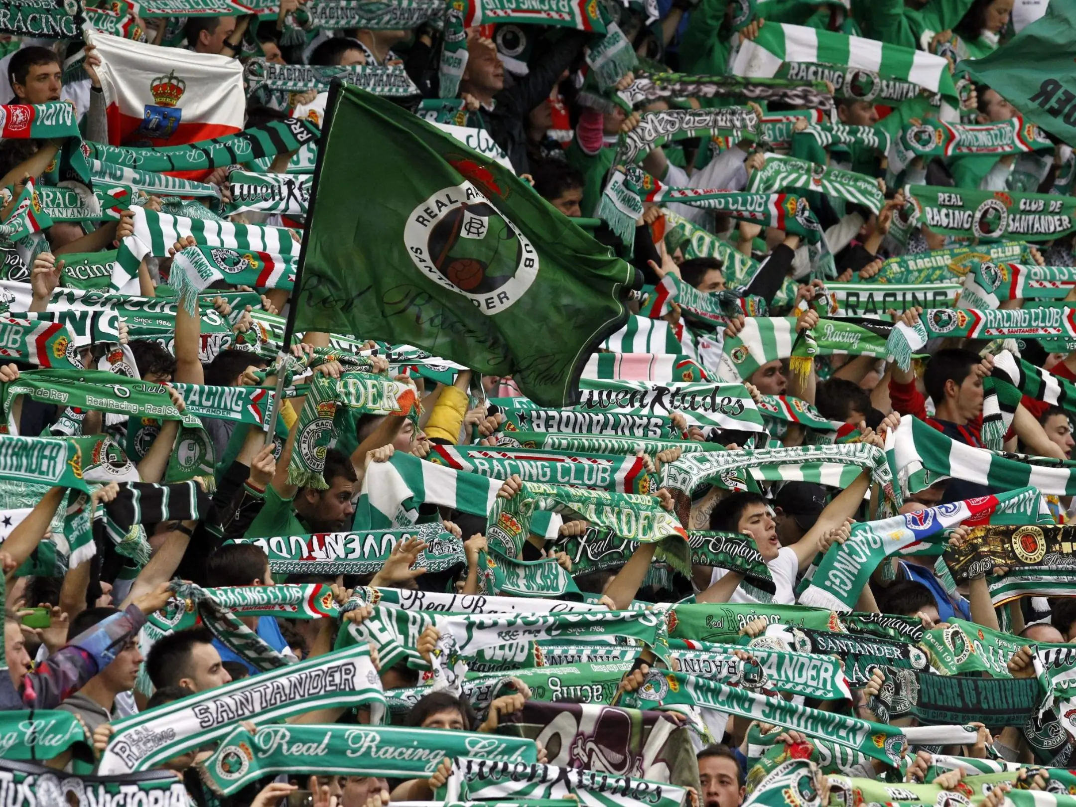 Racing de Santander: Ngày El Sardinero trở lại giải đấu cao nhất Tây Ban Nha 6 Các cổ động viên cuồng nhiệt của câu lạc bộ bóng đá Racing de Santander