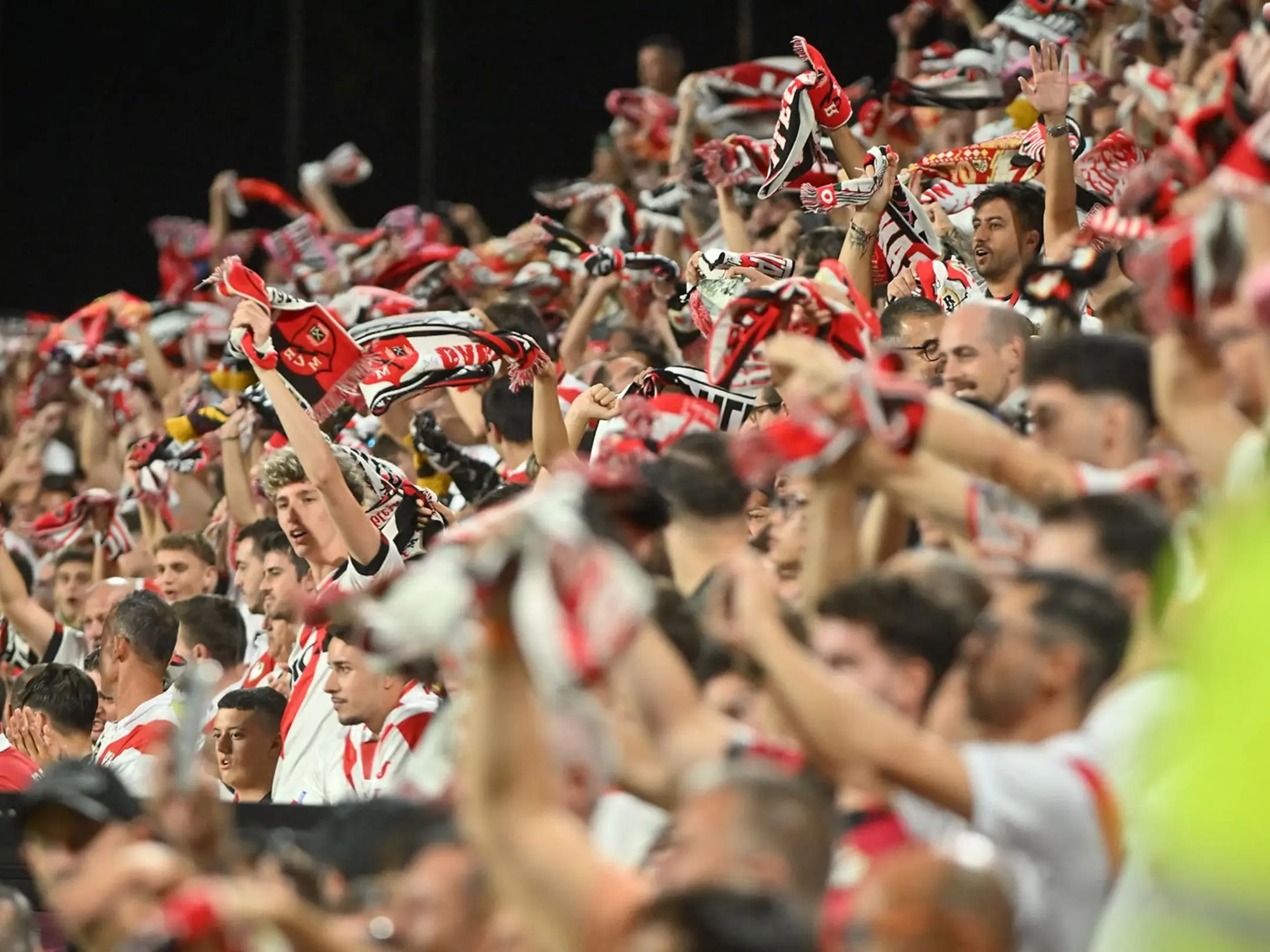 Các cổ động viên cuồng nhiệt của câu lạc bộ bóng đá Rayo Vallecano