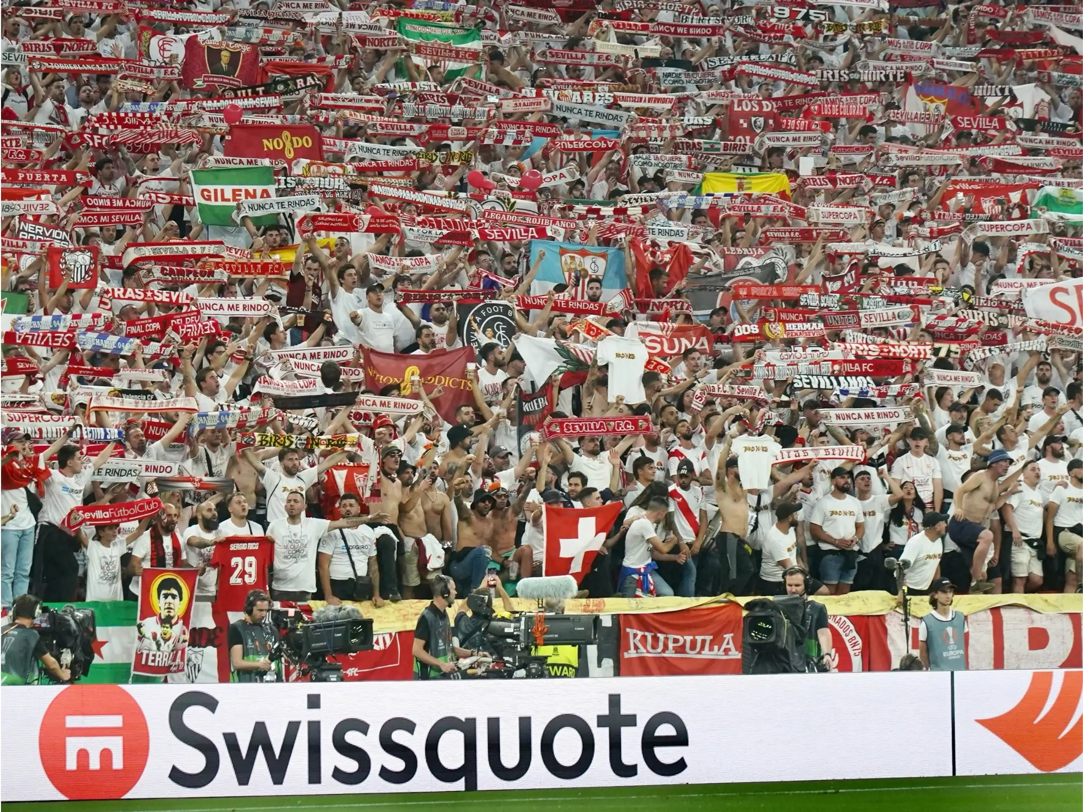 Các cổ động viên cuồng nhiệt của câu lạc bộ bóng đá Sevilla FC