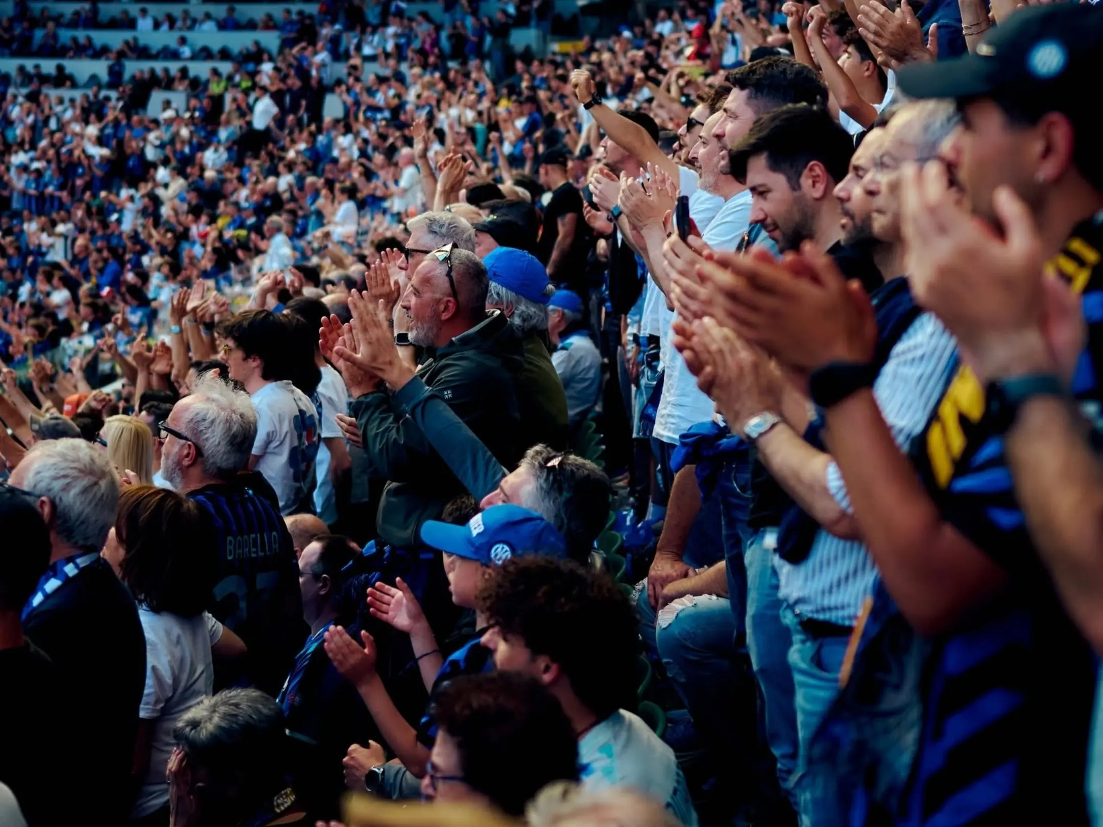 Inter Milan: Từ những vết thương đến ngai vàng Serie A năm 2026 5 Các cổ động viên cuồng nhiệt của câu lạc bộ bóng đá Inter Milan