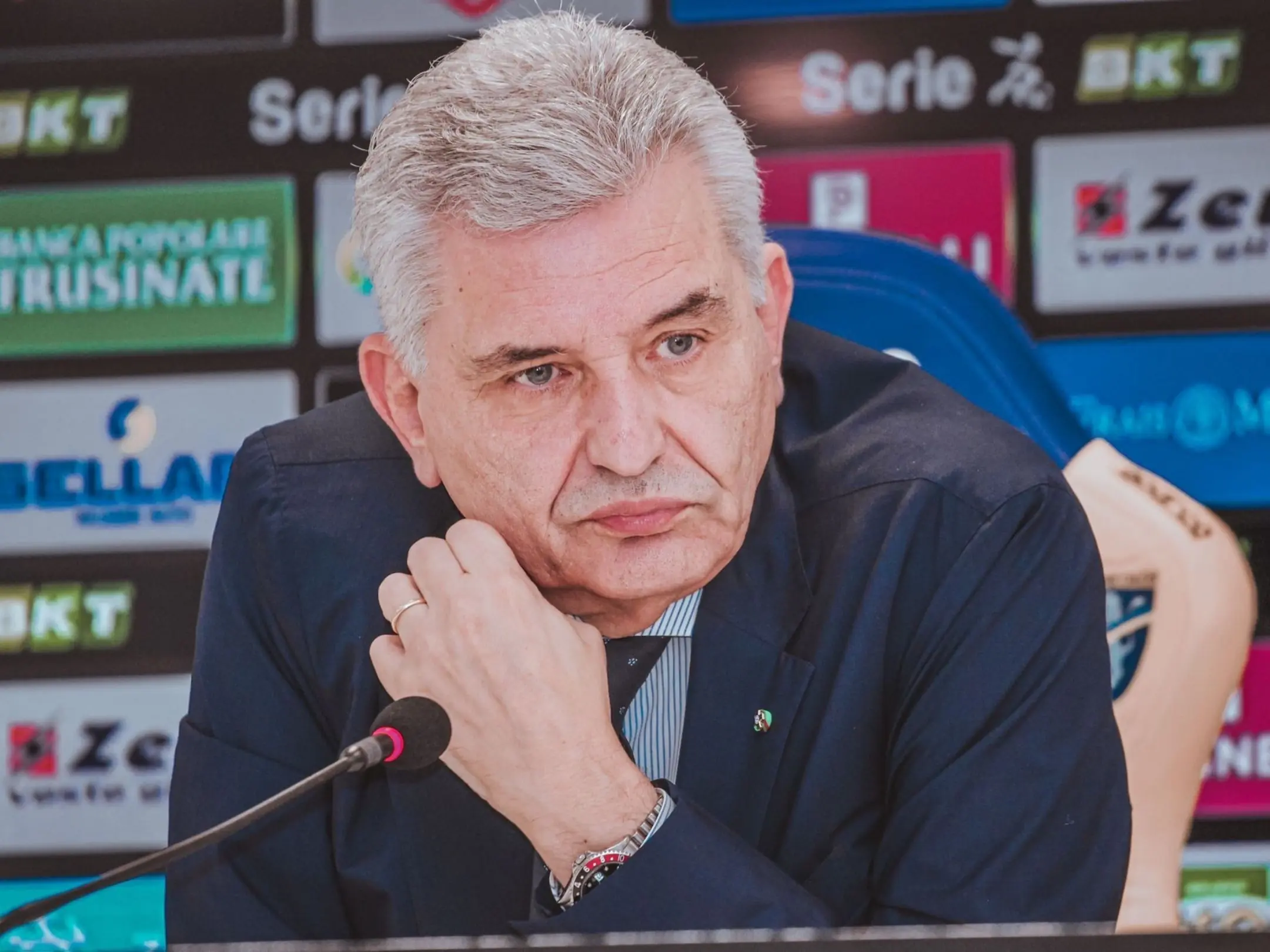 Câu lạc bộ Bóng đá Frosinone: Từ thị trấn nhỏ đến giải đấu Serie A hàng đầu nước Ý 4 Câu lạc bộ Bóng đá Frosinone có chủ tịch là: Maurizio Stirpe.