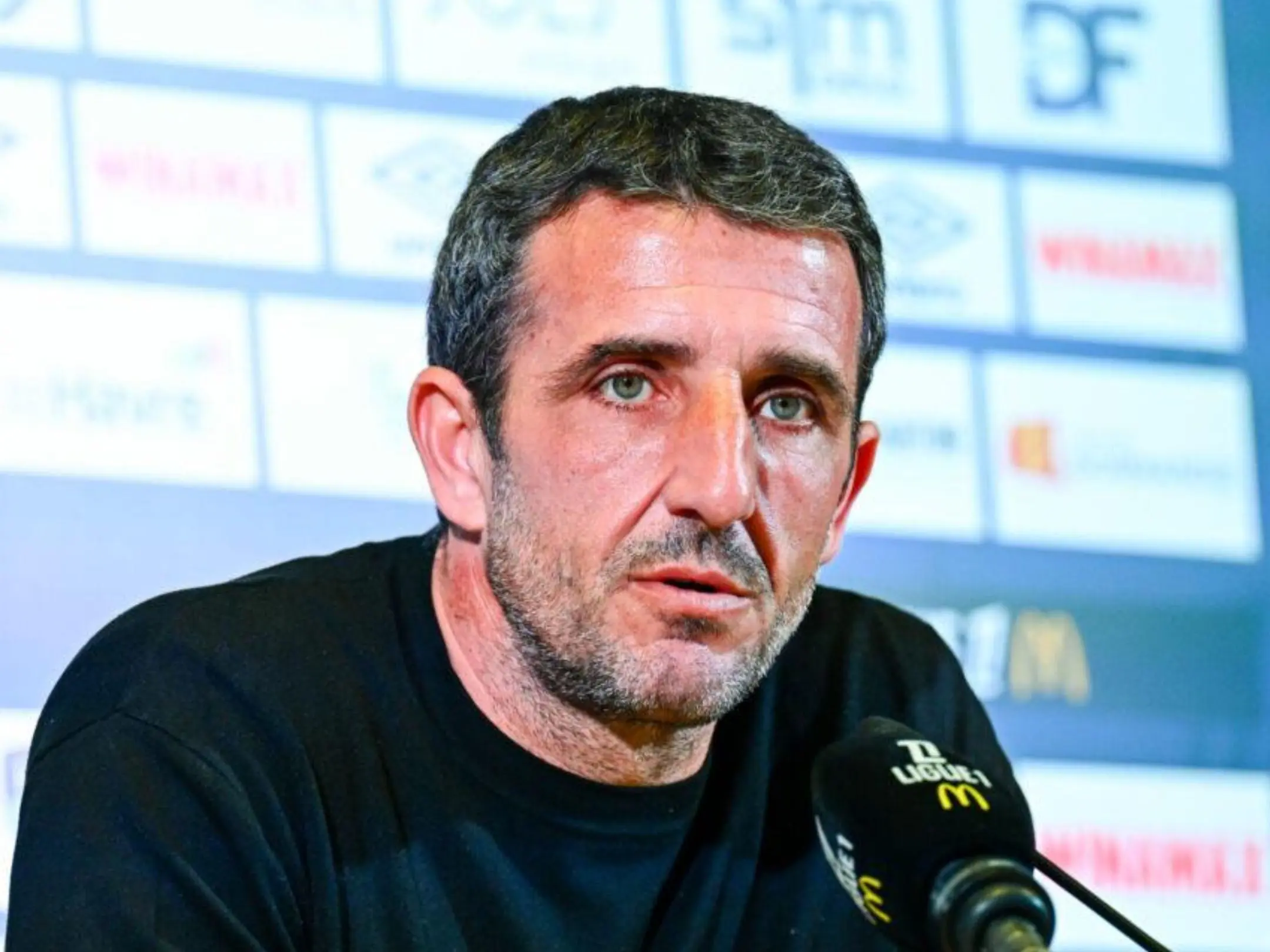 Angers SCO: Từ đội bóng nhỏ đến biểu tượng vùng Anjou 2 Huấn luyện viên của câu lạc bộ Angers SCO: Stéphane Gilli.
