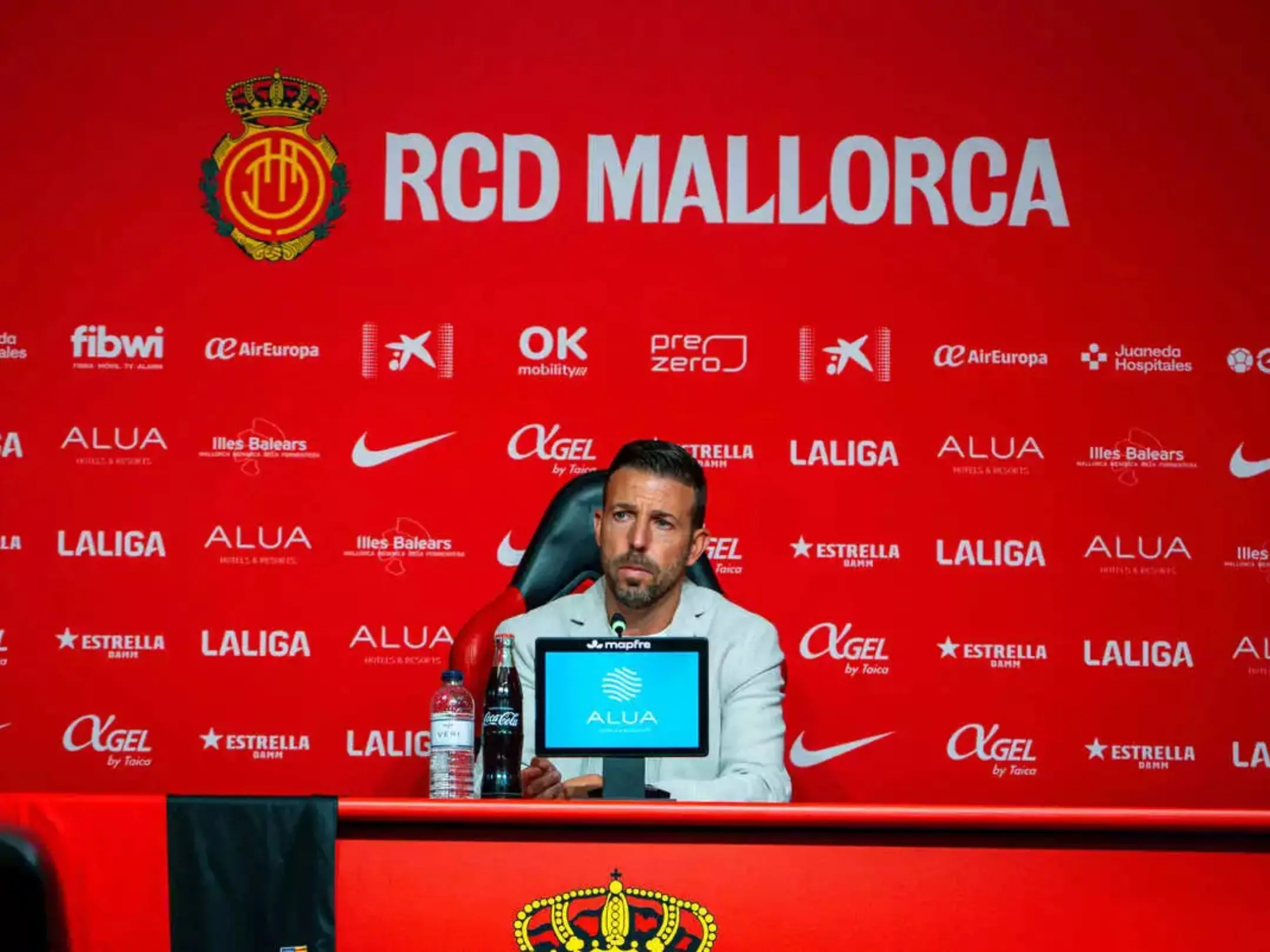 Huấn luyện viên của câu lạc bộ Bóng đá RCD Mallorca: Luis García Fernández.