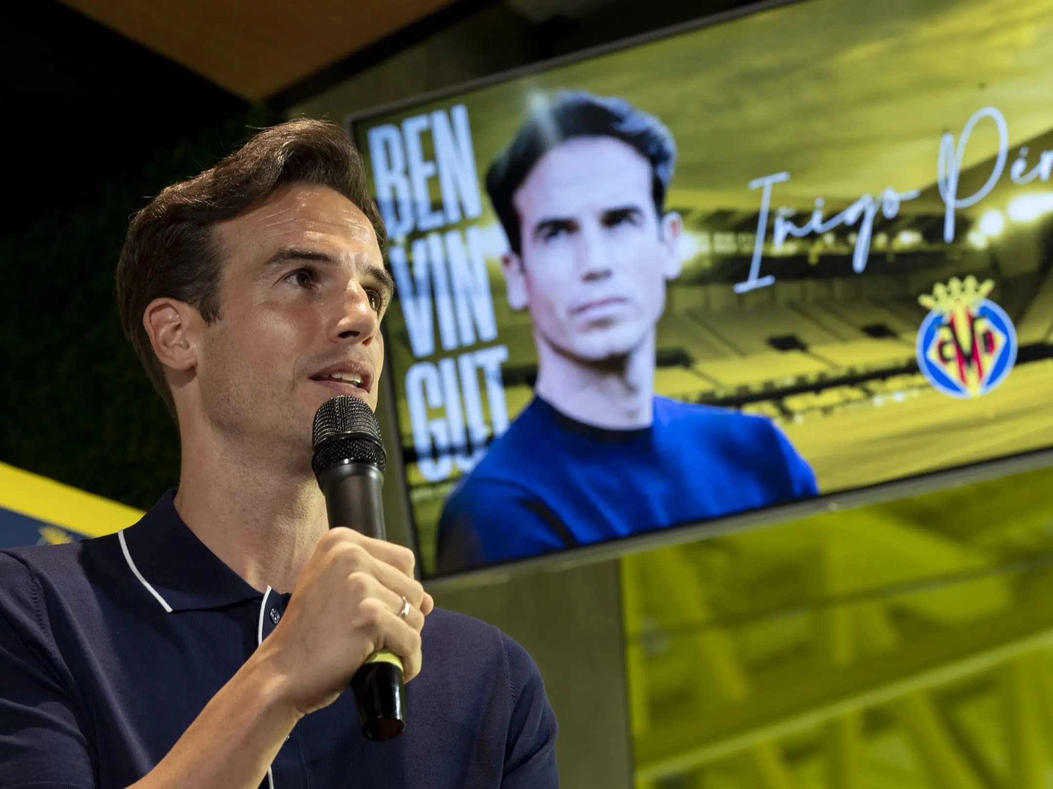 Huấn luyện viên của câu lạc bộ Bóng đá Villarreal CF: Iñigo Pérez.