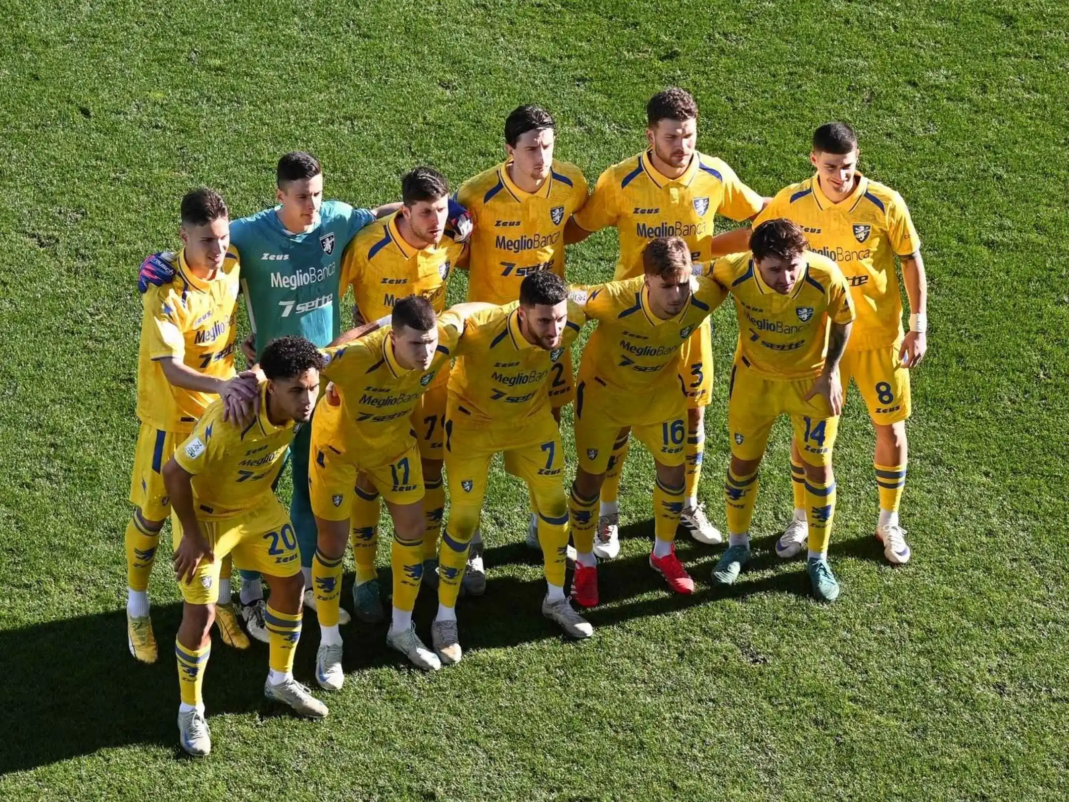 Câu lạc bộ Bóng đá Frosinone: Từ thị trấn nhỏ đến giải đấu Serie A hàng đầu nước Ý 2 Màu áo truyền thống của câu lạc bộ Bóng đá Frosinone