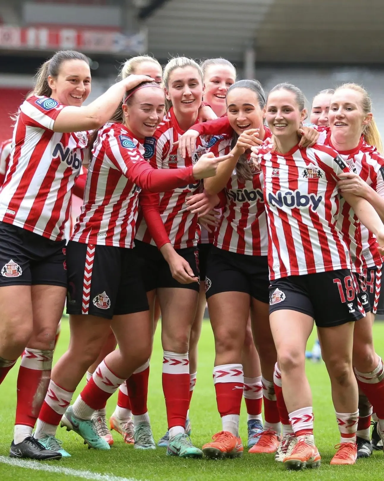 Câu lạc bộ bóng đá nữ Sunderland: Từ đội bóng nhỏ bé đến biểu tượng kiên cường vùng Đông Bắc 2 Màu áo truyền thống của câu lạc bộ Sunderland