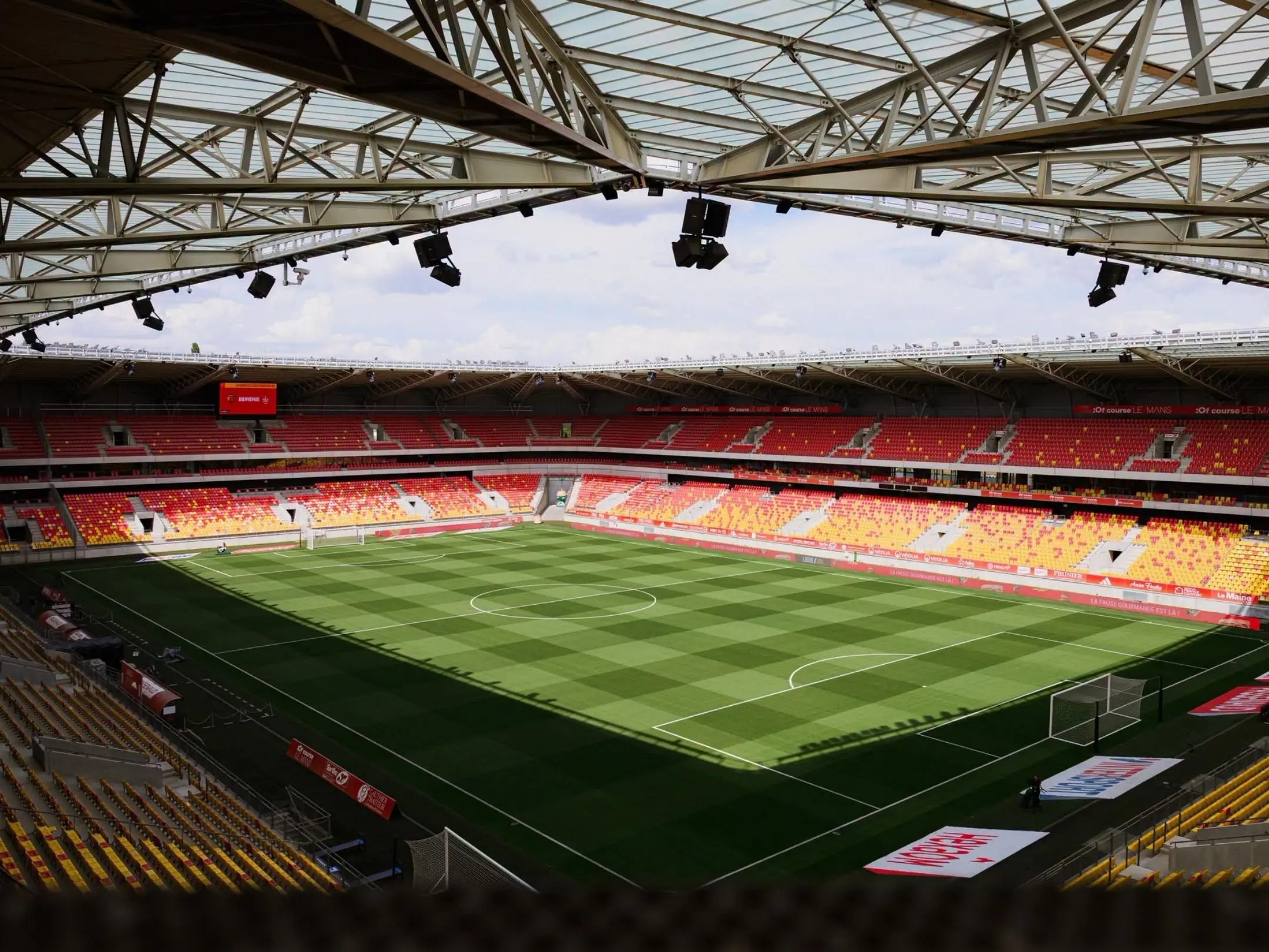 Le Mans FC: Từ khủng hoảng đến giấc mơ Ligue 1 5 Quang cảnh bên trong sân Stade Marie-Marvingt