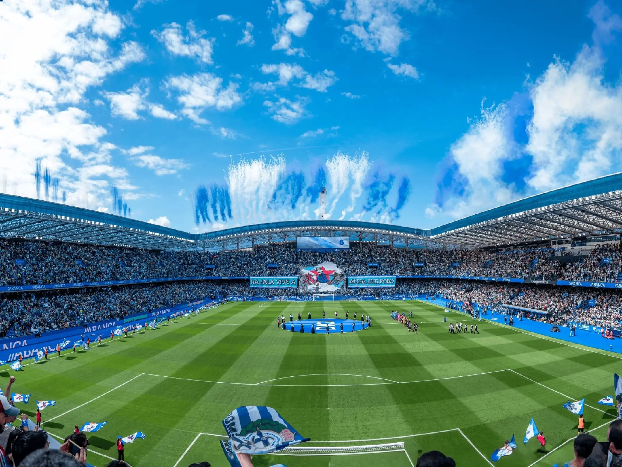 Câu lạc bộ Bóng đá Deportivo de La Coruña trở lại Laliga 4 Quang cảnh bên trong sân vận động Estadio ABANCA-RIAZOR.