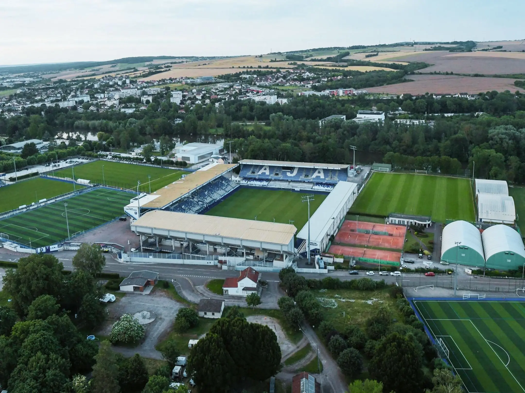 Sân nhà của câu lạc bộ AJ Auxerre là sân vận động Stade de l’Abbé-Deschamps.