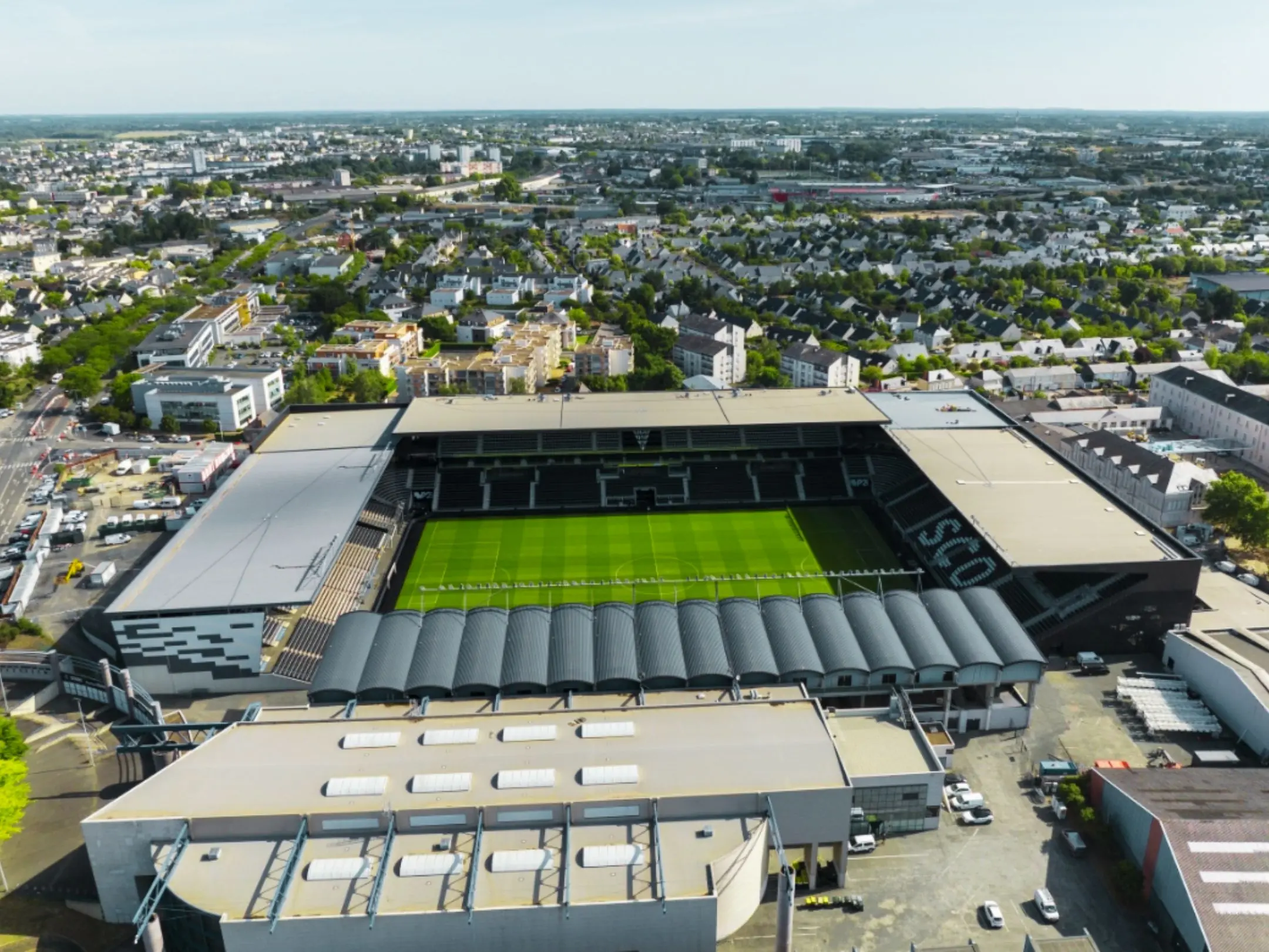 Angers SCO: Từ đội bóng nhỏ đến biểu tượng vùng Anjou 4 Sân nhà của câu lạc bộ Angers SCO là sân vận động Stade Raymond-Kopa.