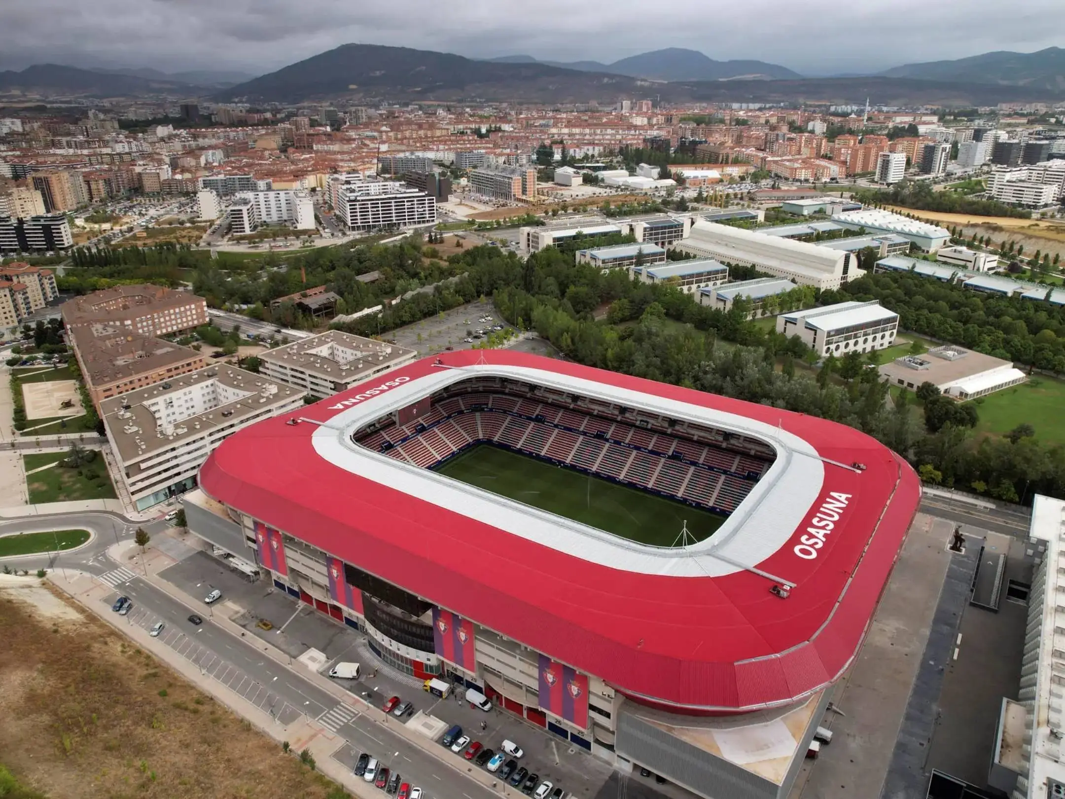 Câu lạc bộ CA Osasuna: Niềm kiêu hãnh không khuất phục của Navarra 4 Sân nhà của câu lạc bộ Bóng đá CA Osasuna là sân vận động Estadio El Sadar.