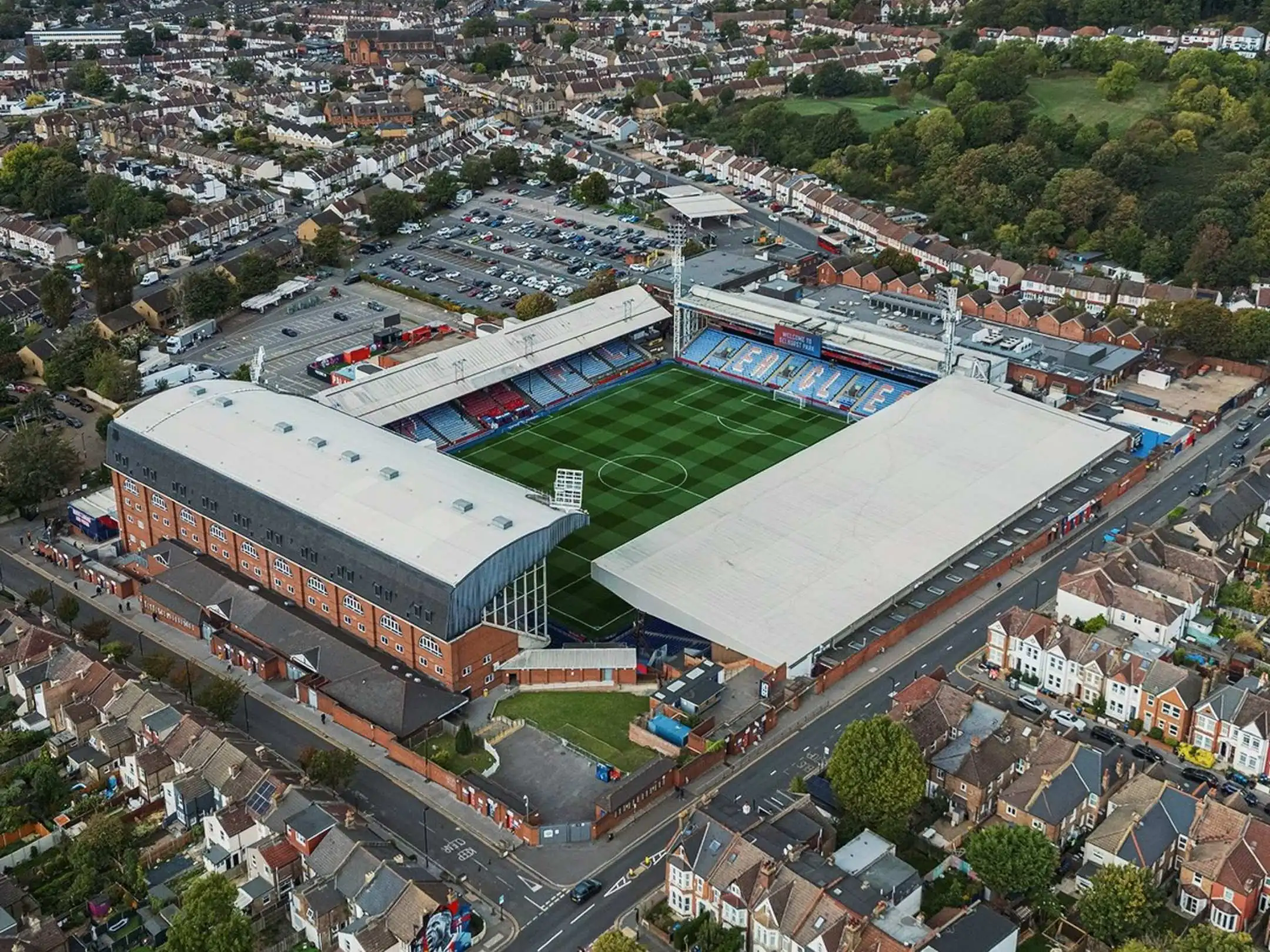 Câu lạc bộ Crystal Palace: Từ bờ vực biến mất đến hành trình không tưởng tại đấu trường châu Âu 4 Sân nhà của câu lạc bộ bóng đá Crystal Palace là sân vận động Selhurst Park.