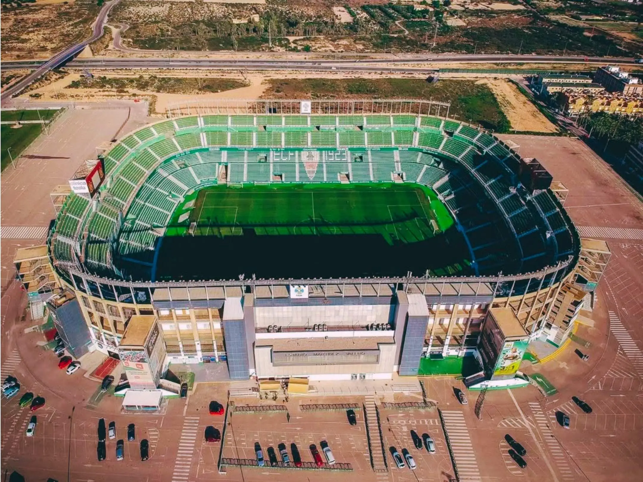 Sân nhà của câu lạc bộ Bóng đá Elche FC là sân vận động Estadio Martínez Valero.
