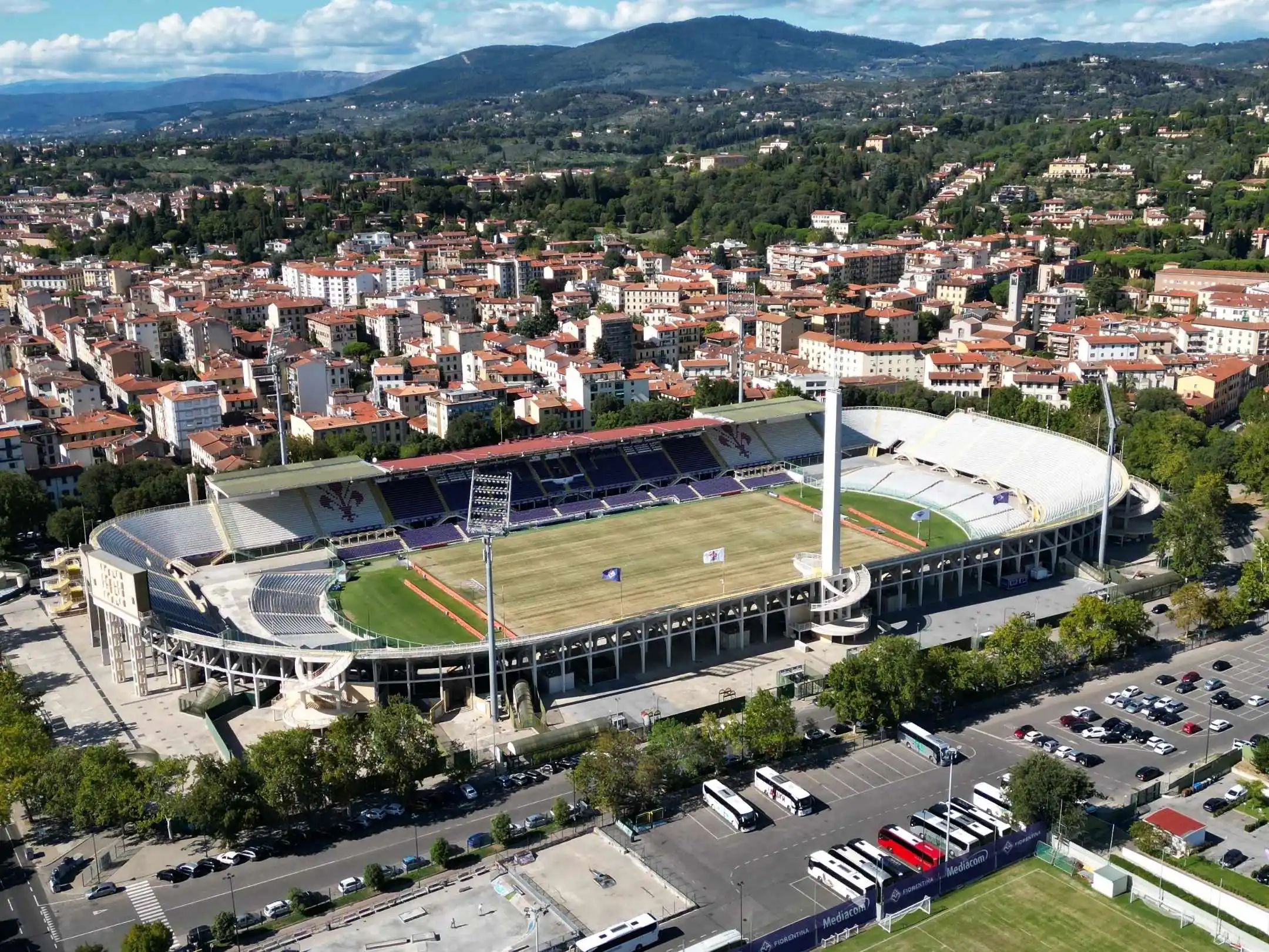 Câu lạc bộ Bóng đá Fiorentina: Trăm năm sắc tím 4 Sân nhà của Câu lạc bộ Bóng đá Fiorentina là sân vận động Stadio Artemio Franchi.