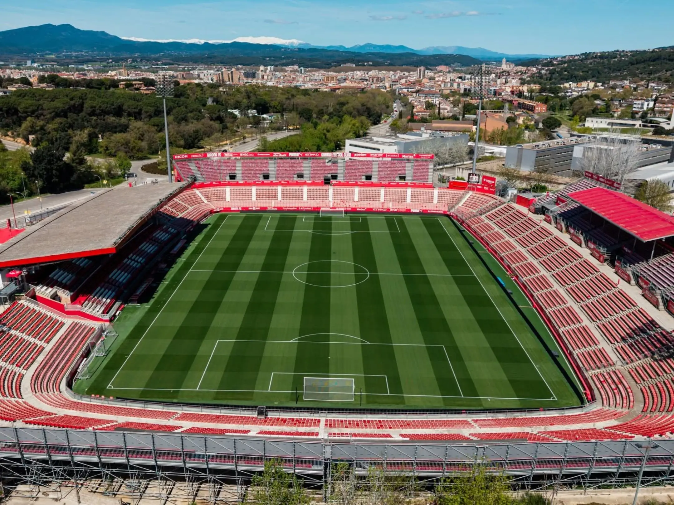 Girona FC – Lịch sử, bản sắc và hành trình trở lại LaLiga 4 Sân nhà của câu lạc bộ Bóng đá Girona FC là sân vận động Estadio Municipal de Montilivi.