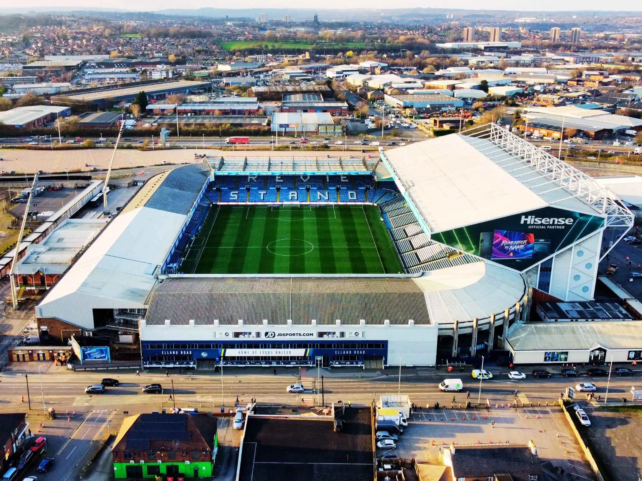 Câu lạc bộ bóng đá Leeds United: Hành trình trở lại đỉnh cao 4 Sân nhà của câu lạc bộ bóng đá Leeds United là sân vận động Elland Road.