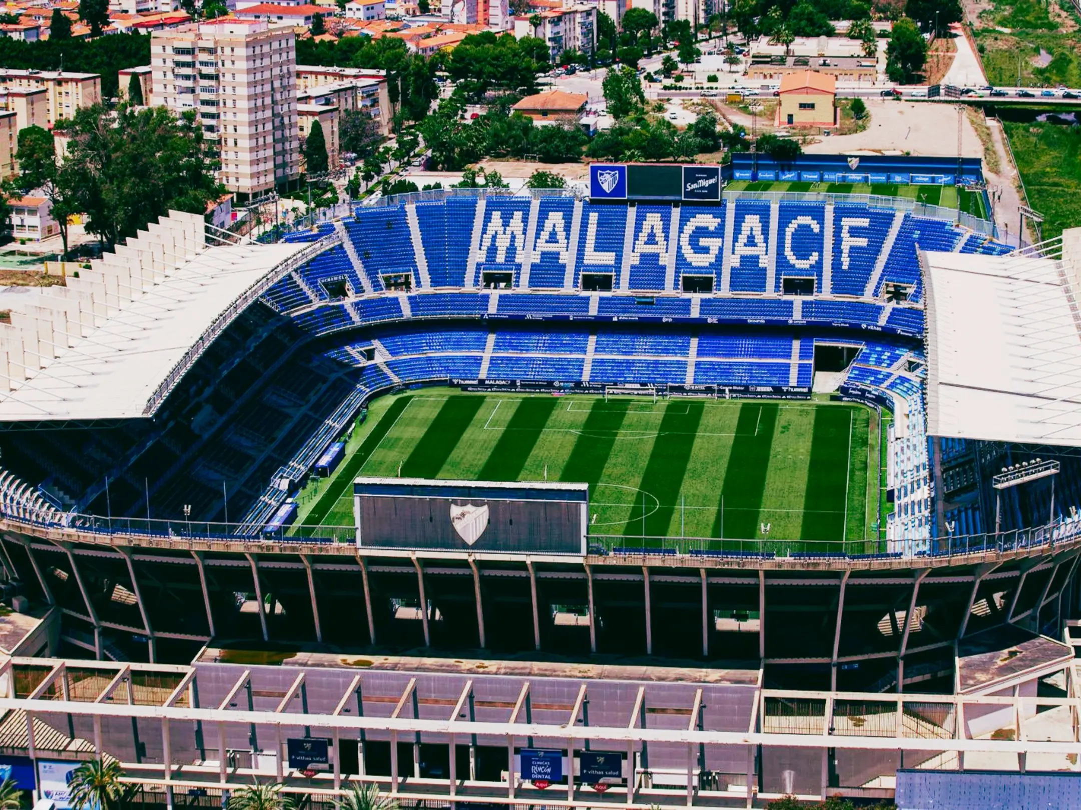Câu lạc bộ Bóng đá Málaga CF: Hành trình trở lại Laliga 4 Sân nhà của câu lạc bộ Bóng đá Málaga CF là sân vận động Estadio La Rosaleda.