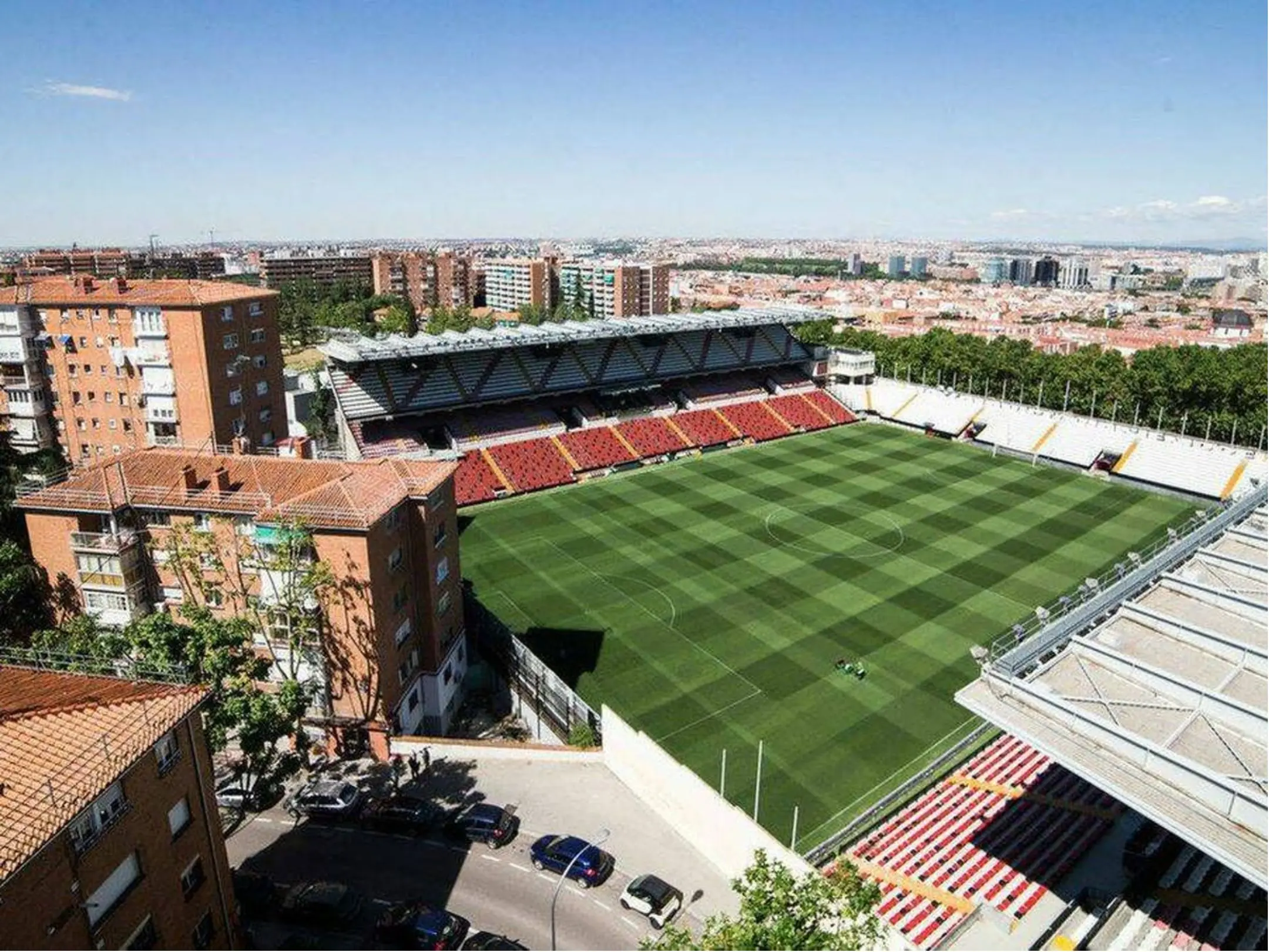 Sân nhà của câu lạc bộ Bóng đá Rayo Vallecano là sân vận động Estadio de Vallecas. 