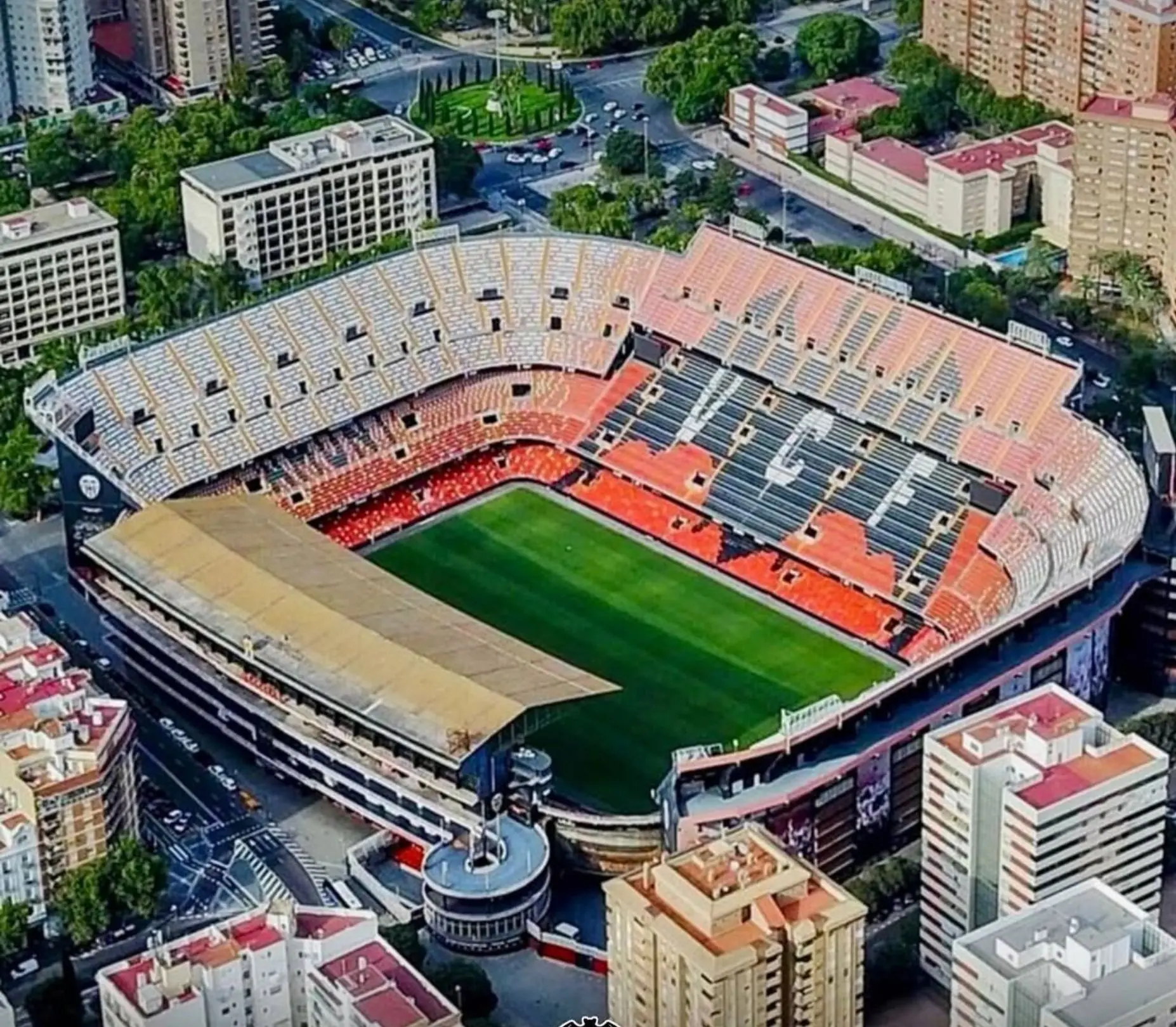 Sân nhà của câu lạc bộ Bóng đá Valencia CF là sân vận động Camp de Mestalla.