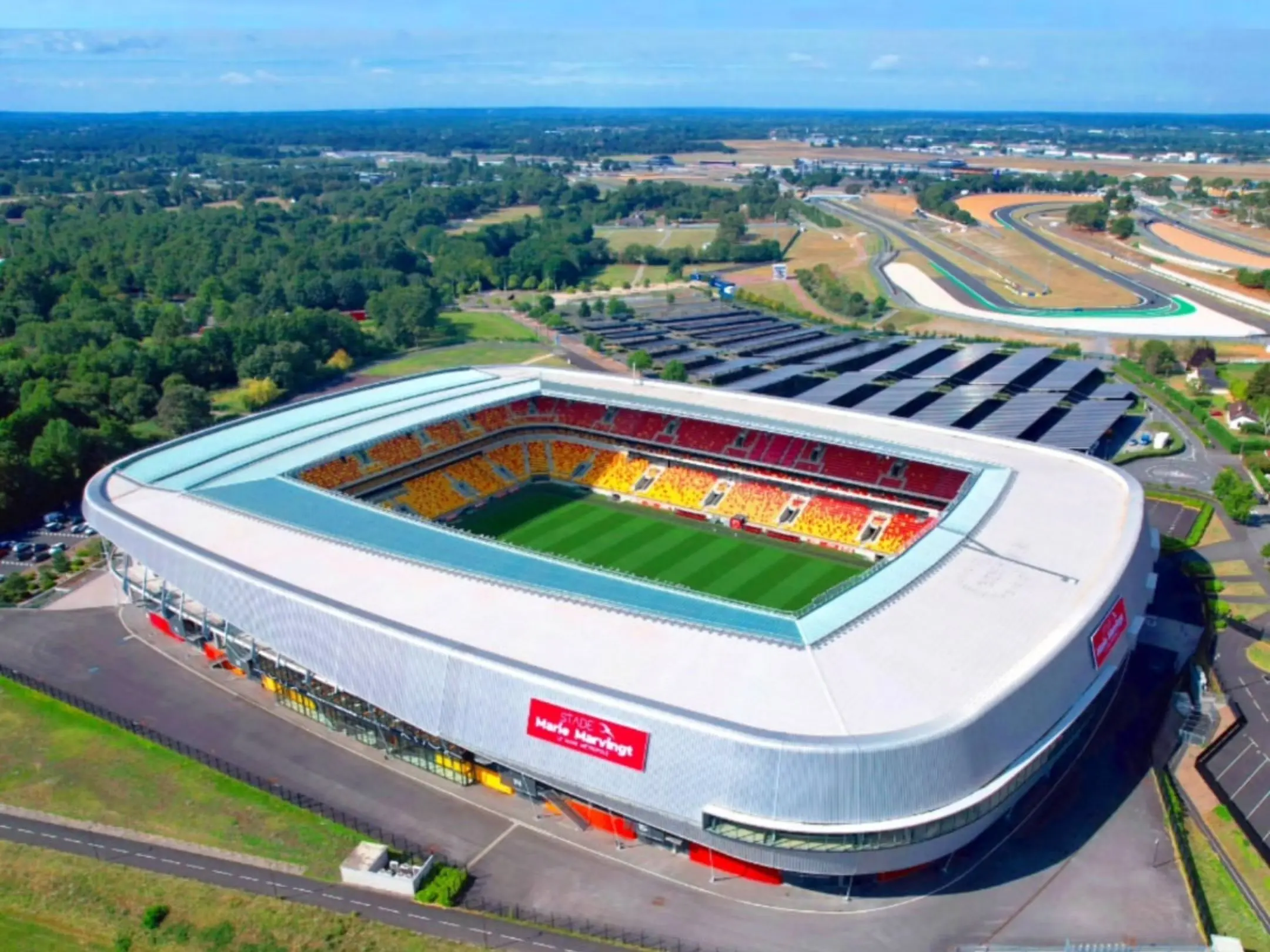 Le Mans FC: Từ khủng hoảng đến giấc mơ Ligue 1 4 Sân nhà của câu lạc bộ Le Mans FC là sân vận động Stade Marie-Marvingt