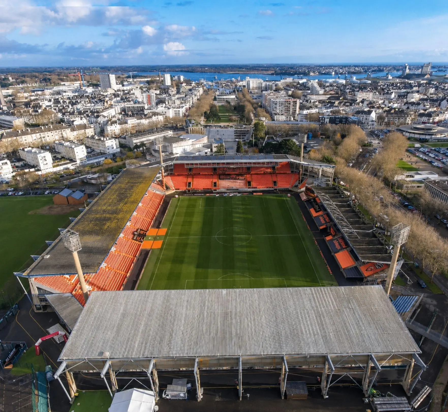 Lorient FC: Gần một thế kỷ bền bỉ cùng bóng đá Pháp 4 Sân nhà của câu lạc bộ Lorient FC là sân vận động Stade du Moustoir.