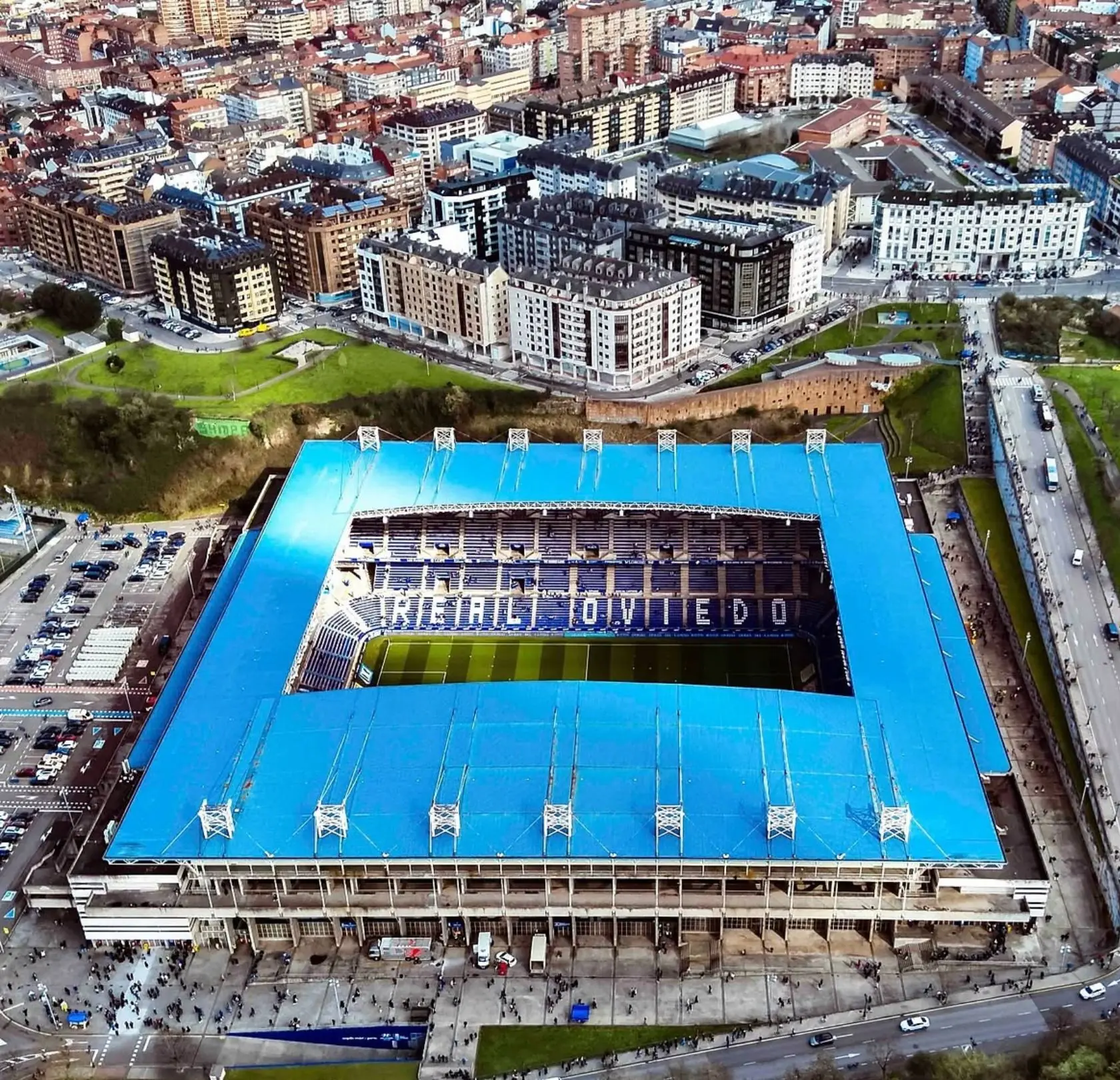 Câu lạc bộ Real Oviedo và bản tình ca Carlos Tartiere 4 Sân nhà của câu lạc bộ Real Oviedo là sân vận động Estadio Carlos Tartiere.