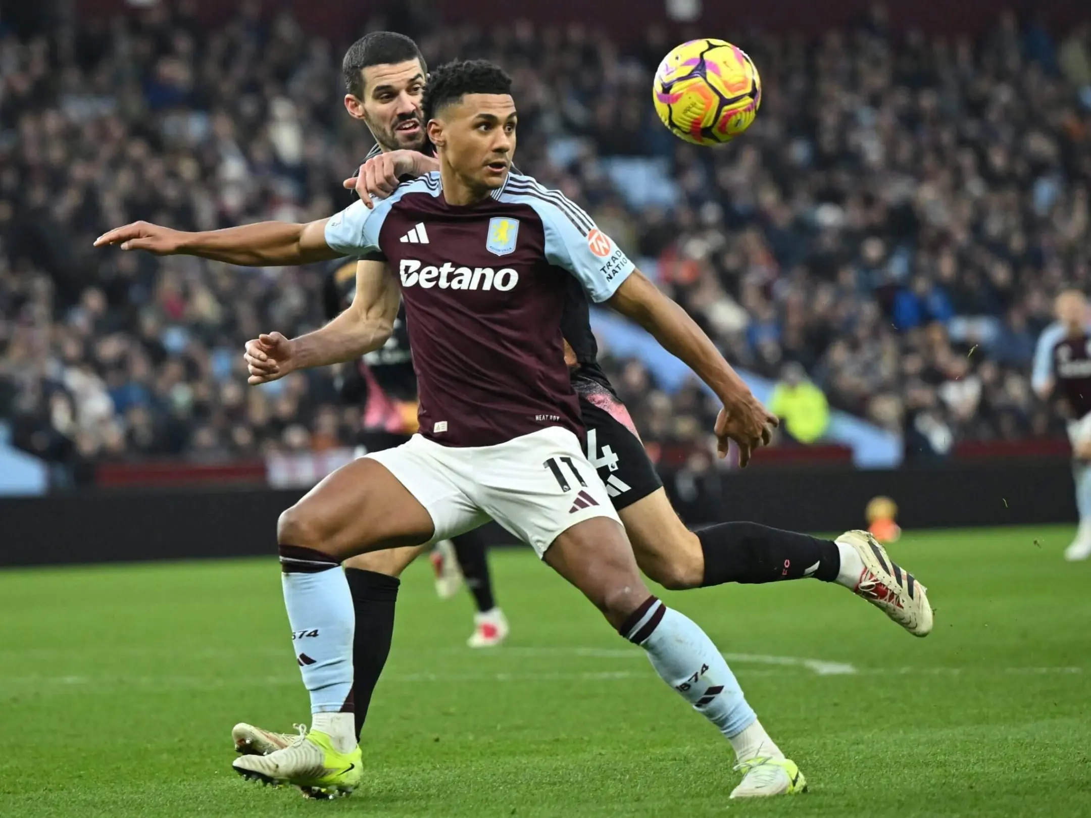 Vì sao Ollie Watkins rời Aston Villa để tới Al Hilal? 2 Watkins là mẫu tiền đạo di chuyển rộng