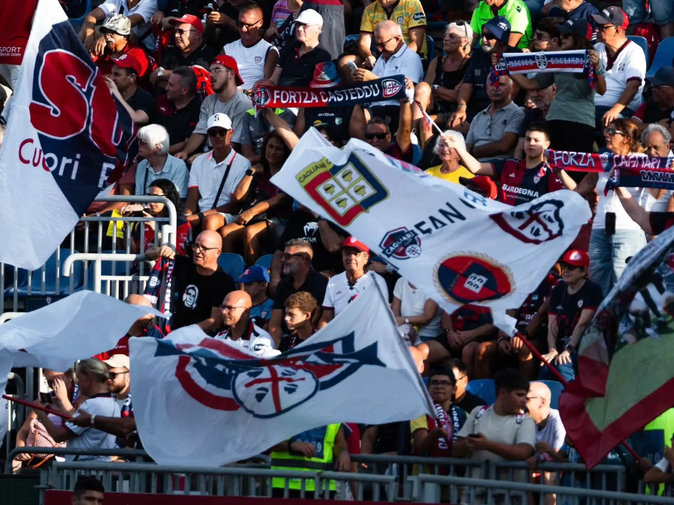 Các cổ động viên cuồng nhiệt của câu lạc bộ bóng đá Cagliari Calcio