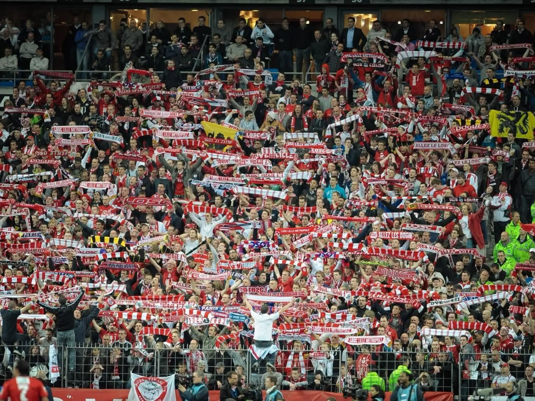 Các cổ động viên cuồng nhiệt của câu lạc bộ bóng đá LOSC Lille