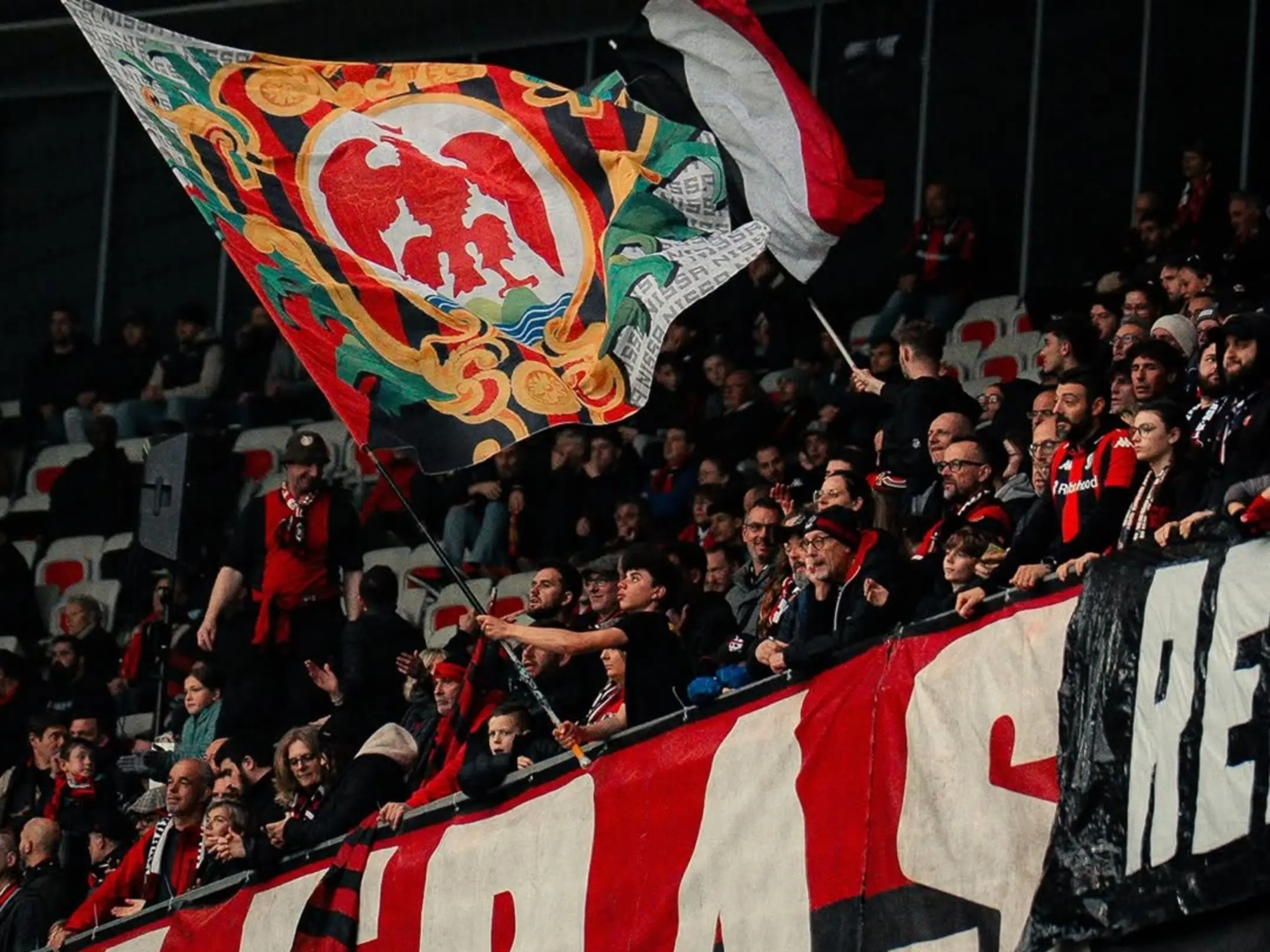 OGC Nice: Từ hào quang Ligue 1 đến cuộc tái thiết 2026 5 Các cổ động viên cuồng nhiệt của câu lạc bộ bóng đá OGC Nice