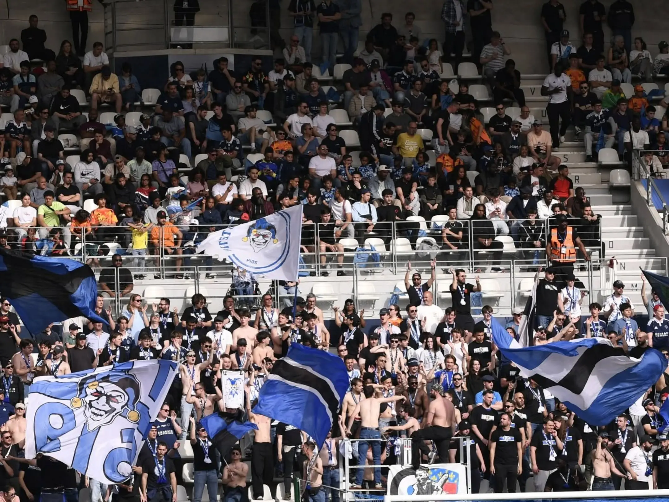 Paris FC: phía sau những ánh đèn rực rỡ của tháp Eiffel 5 Các cổ động viên cuồng nhiệt của câu lạc bộ bóng đá Paris FC