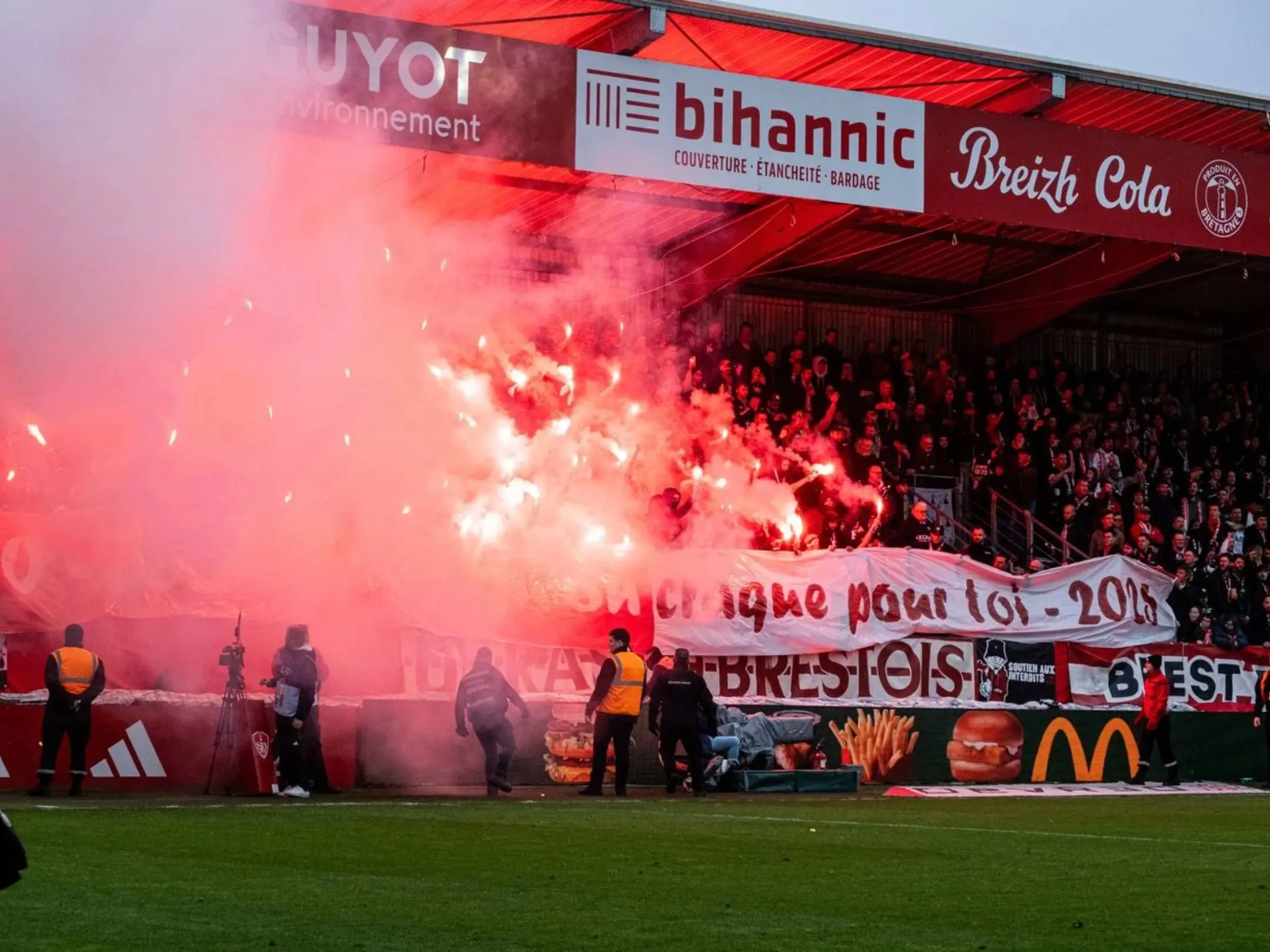 Các cổ động viên cuồng nhiệt của câu lạc bộ bóng đá Stade Brestois 29