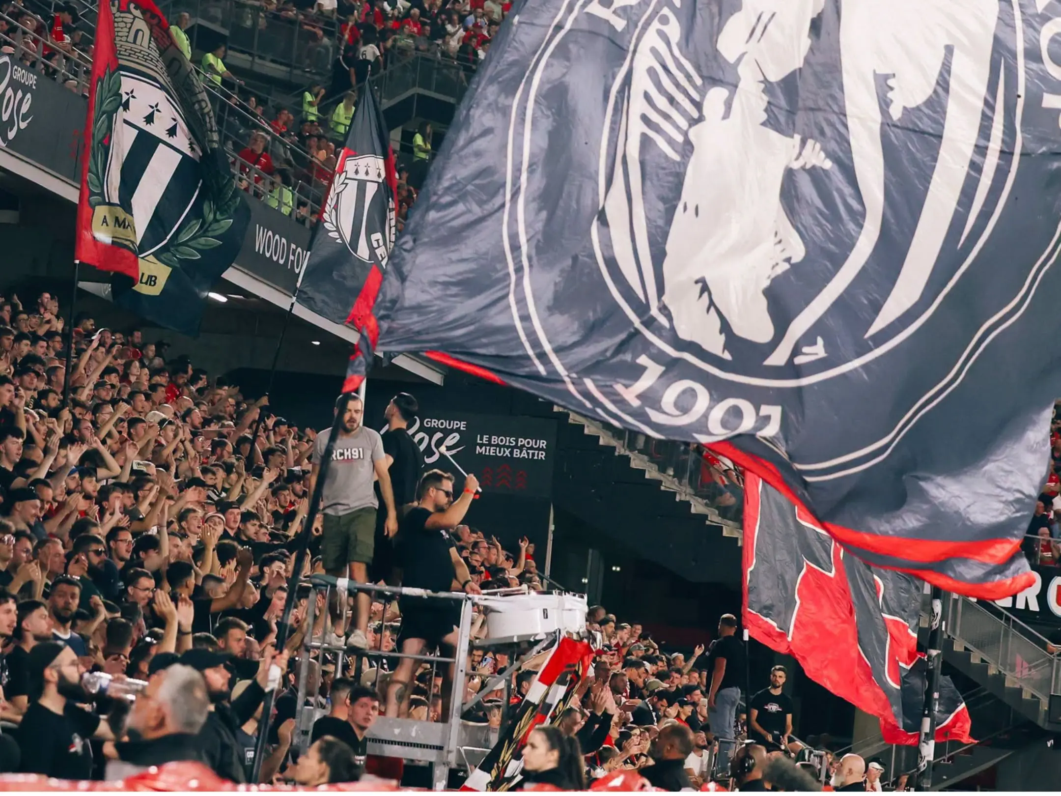 Các cổ động viên cuồng nhiệt của câu lạc bộ bóng đá Stade Rennais FC
