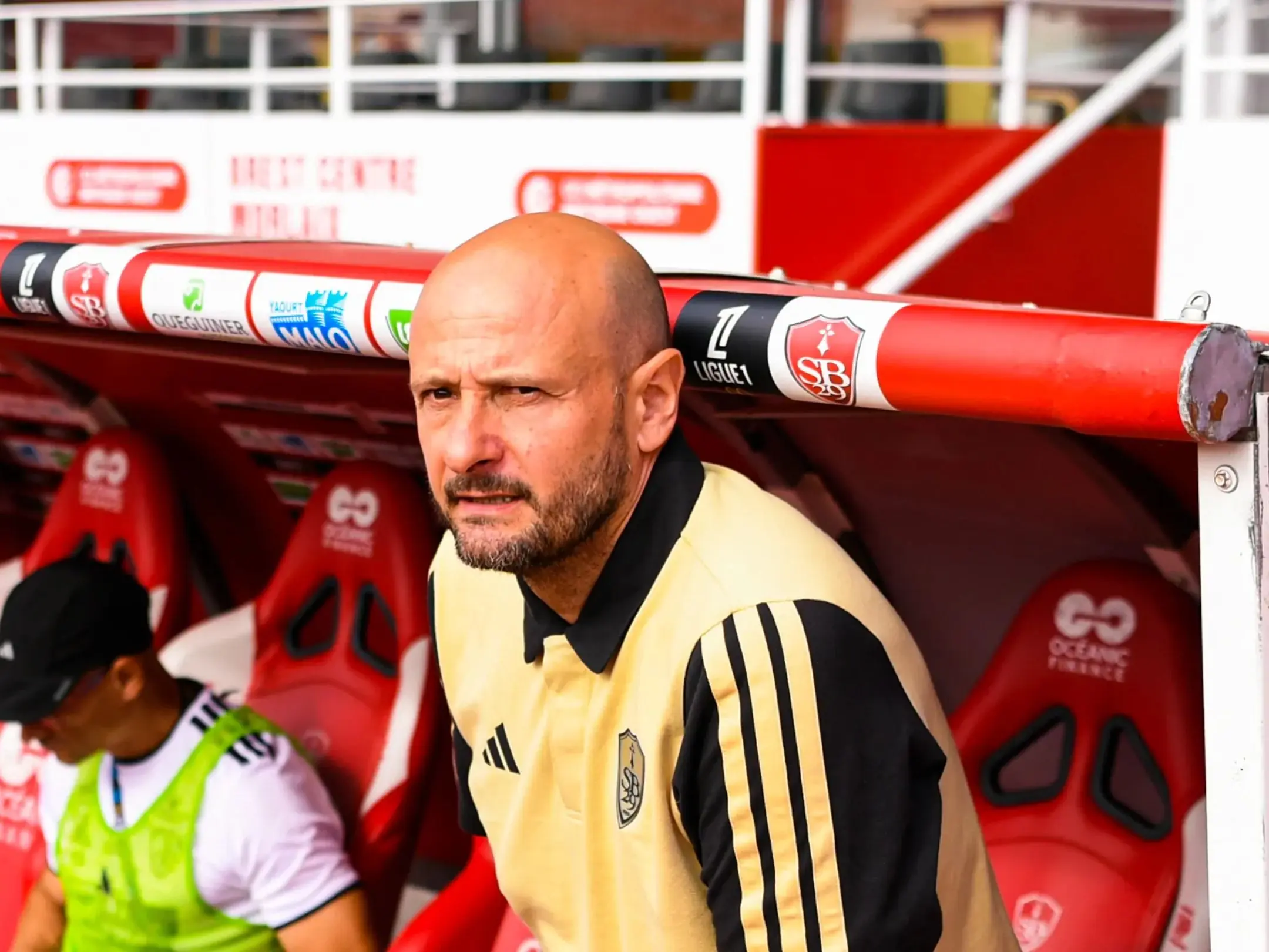 Huấn luyện viên của câu lạc bộ Stade Brestois 29 là Julien Lachuer
