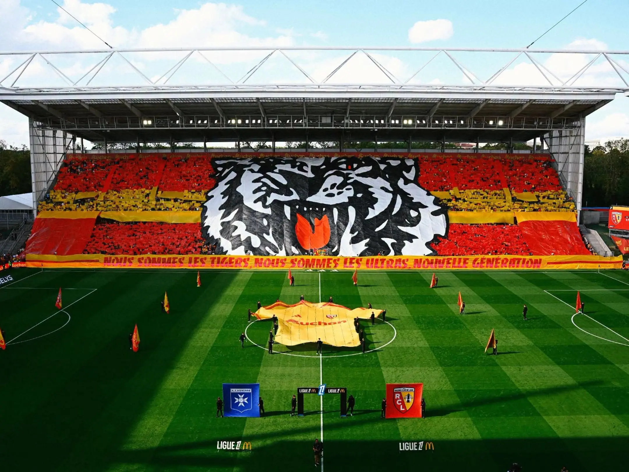 RC Lens: Bollaert-Delelis, nơi bóng đá trở thành tín ngưỡng 5 Quang cảnh bên trong sân Stade Bollaert-Delelis