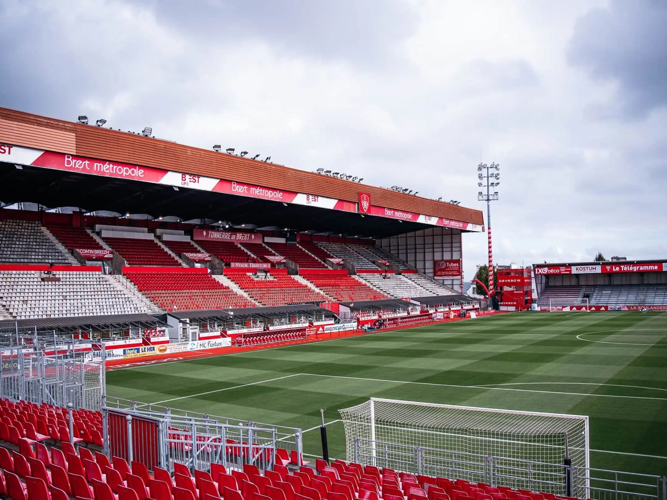 Quang cảnh bên trong sân Stade Francis-Le Blé